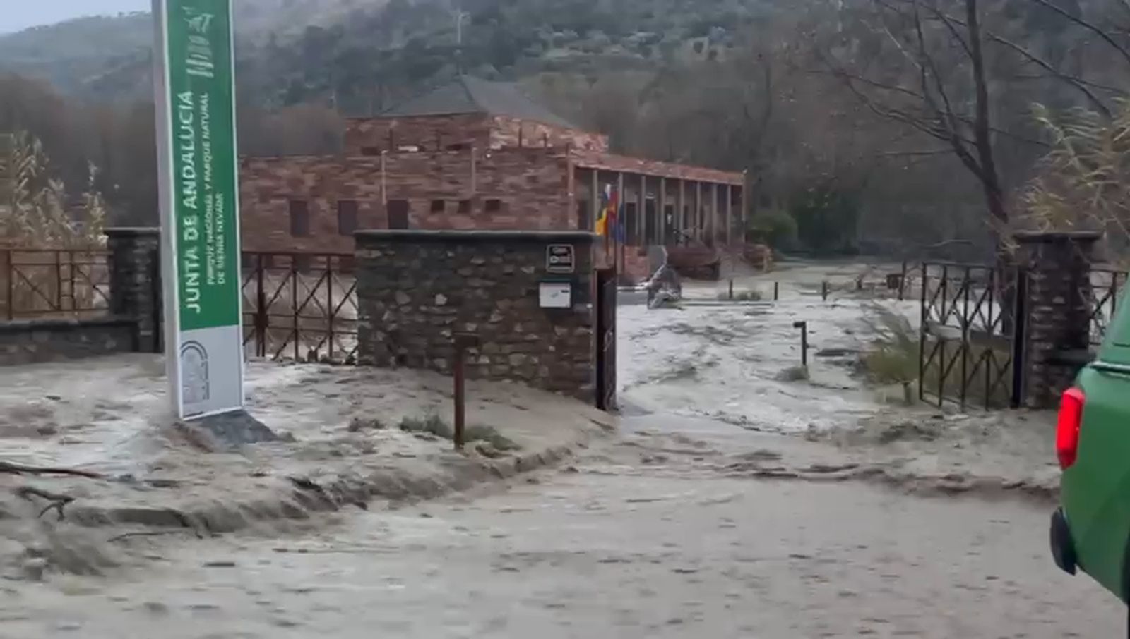 Río Aguas Blancas desbordado en su unión con el Genil a la altura de Pinos Genil