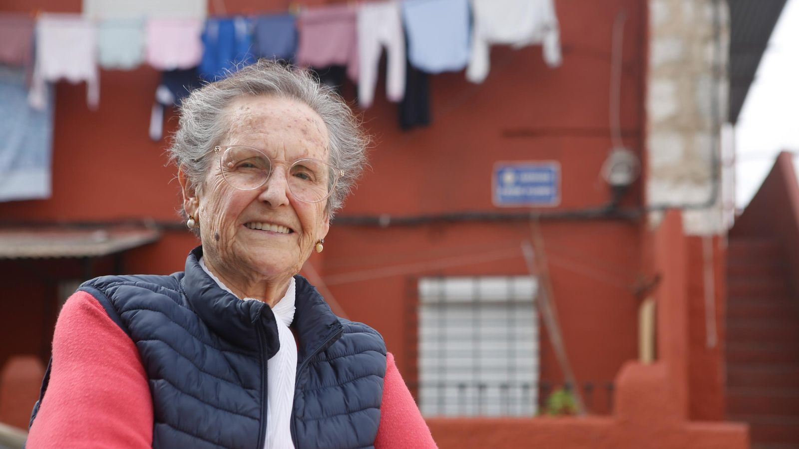 Luz González ante una de las viviendas de la barriada que lleva el nombre del padre Flores, en Los Pastores