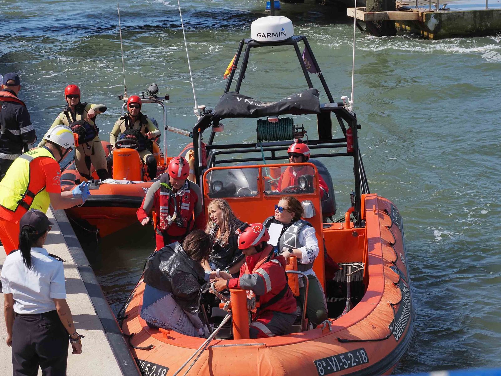 Las mejores imágenes del choque entre un ferry y un pesquero en medio del Guadiana