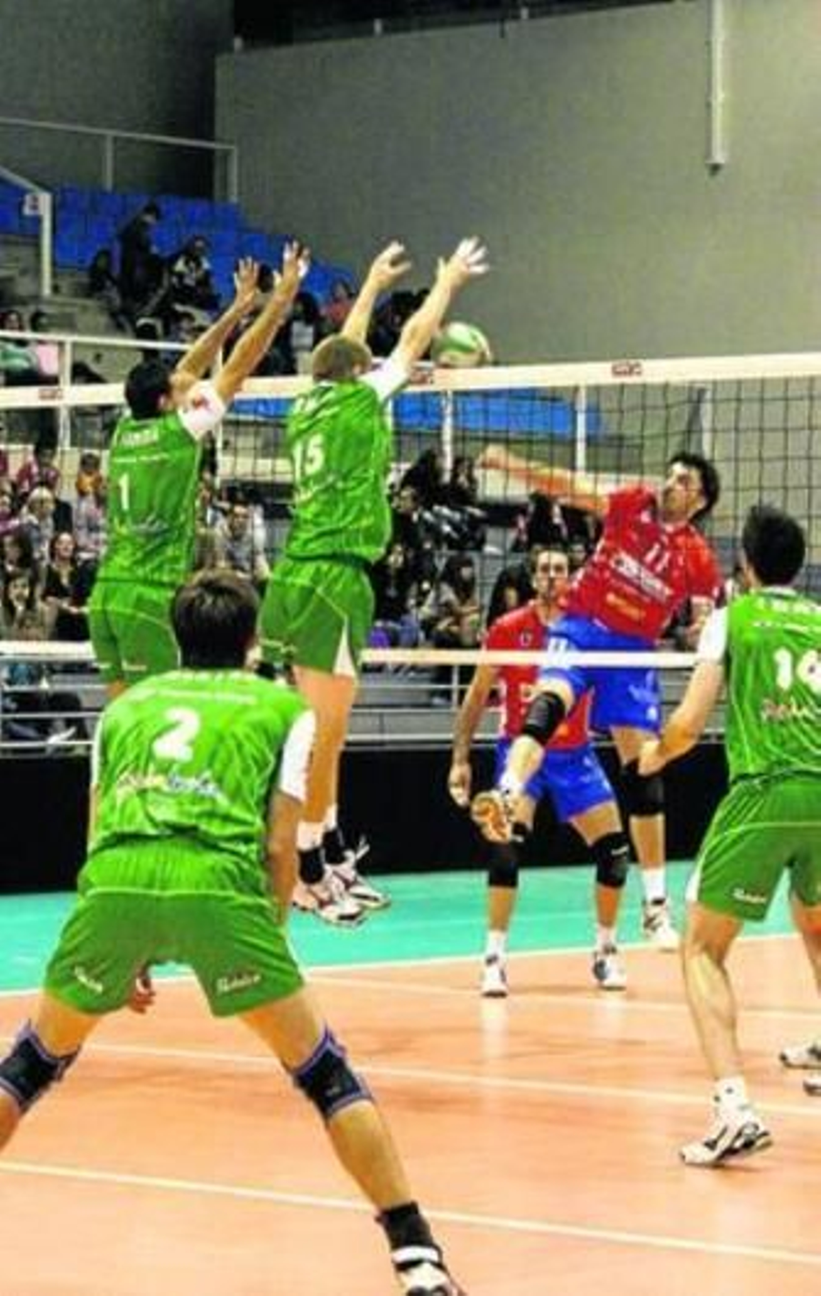 Los ahorradores quieren ponerse por delante en la eliminatoria.