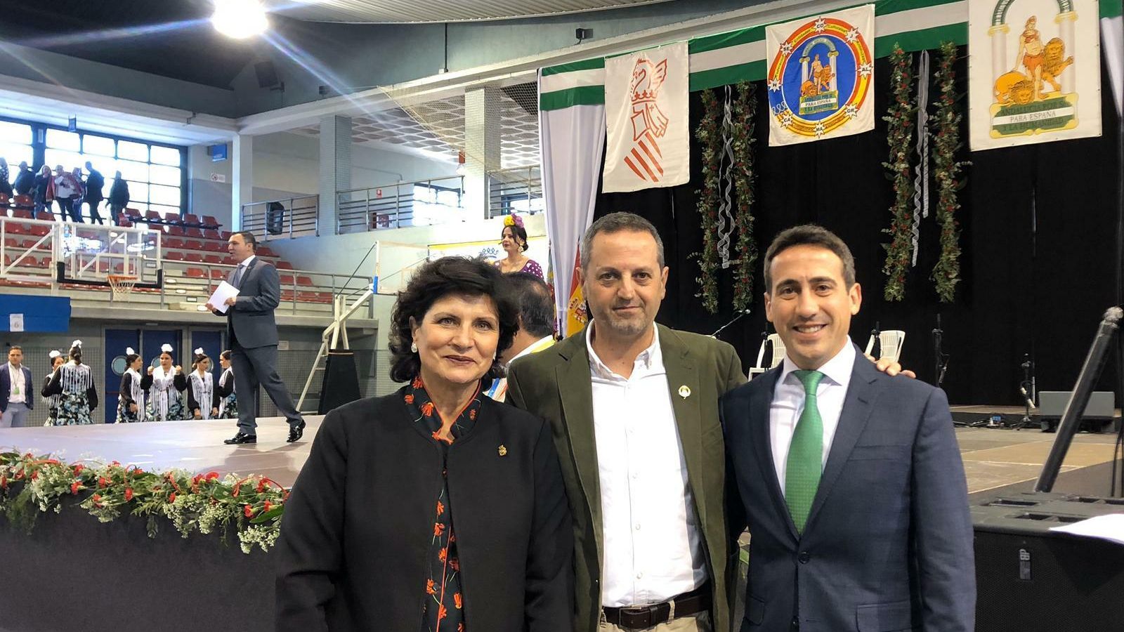 Los diputados con el andaluz del año, Julio Huertas Balastegui.