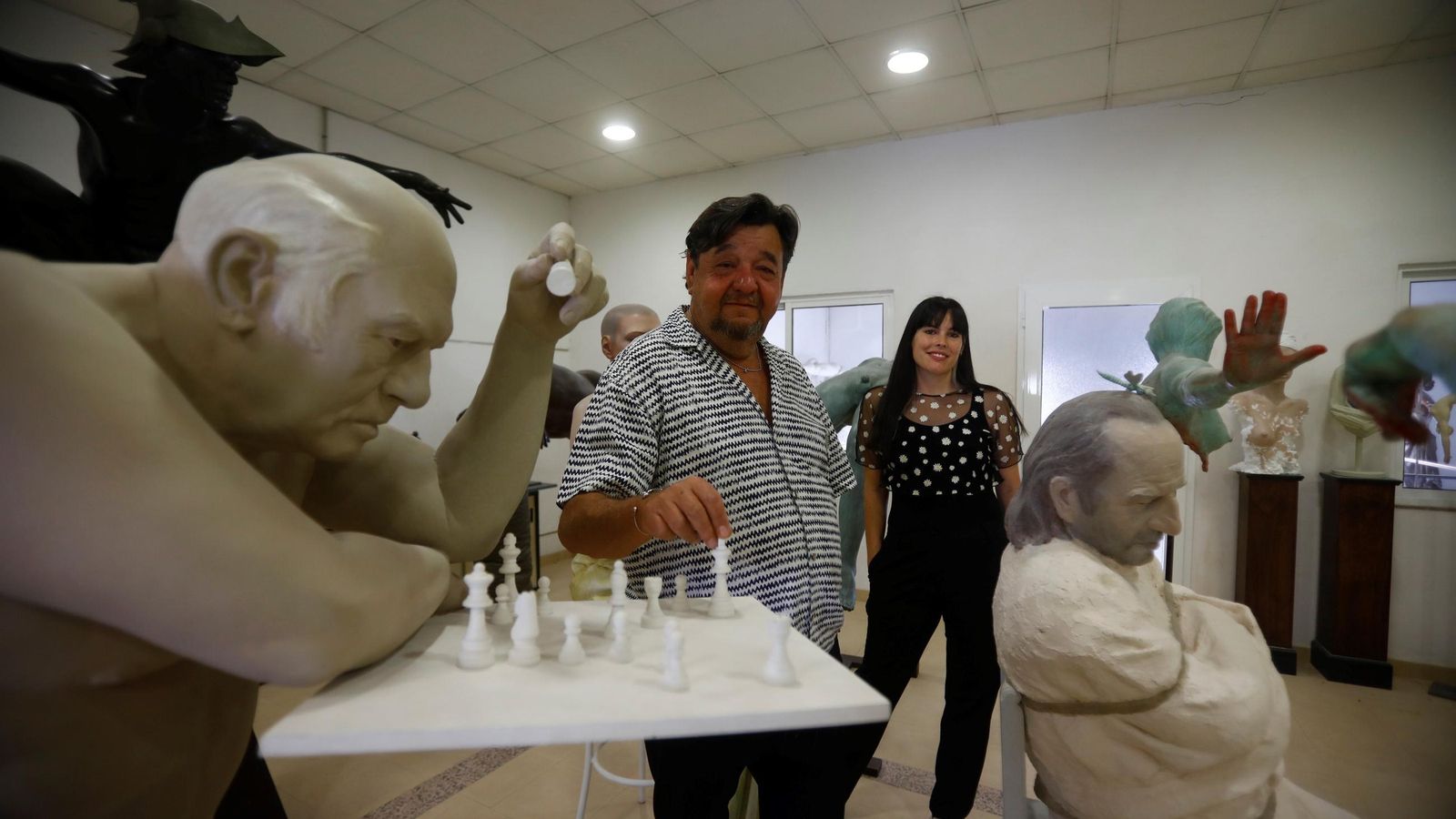 Belmonte y Clara Gómez Campos, rodeados de obras del escultor. Belmonte y Clara Gómez Campos, rodeados de obras del escultor.