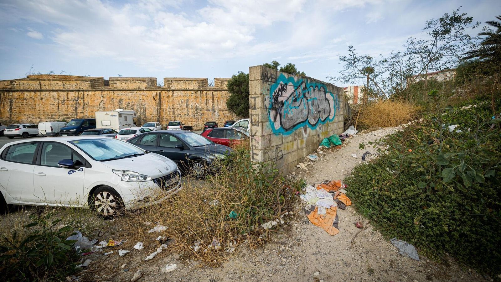 La basura se acumula en muchas zonas. La basura se acumula en muchas zonas.