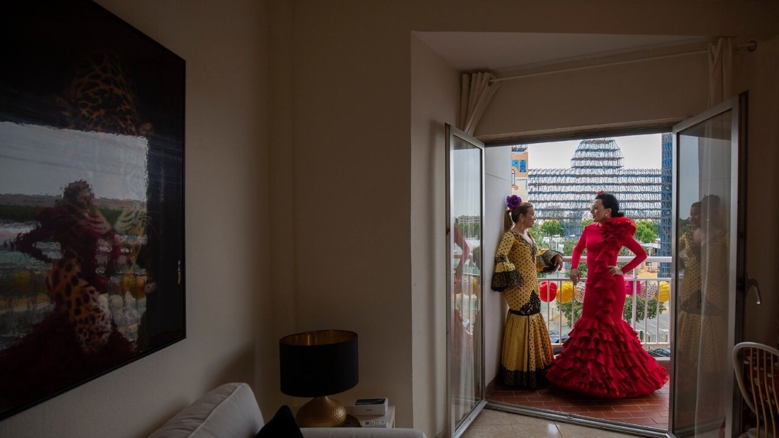 Las jóvenes posan con la portada de fondo.
