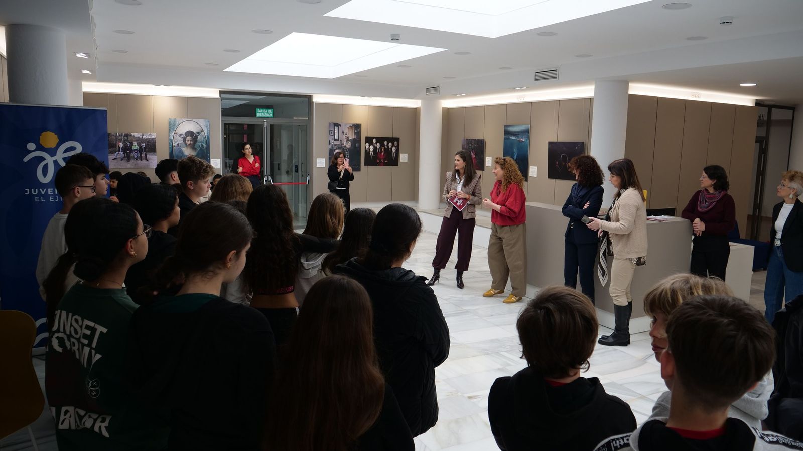 Comienzan las visitas guiadas a la exposición ‘De este cuento date cuenta’ dentro de la programación por el 8M.