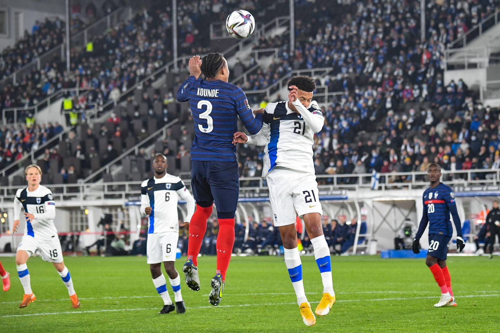 Koundé salta con Hamalainen durante el Finlandia-Francia disputado en Helsinki.