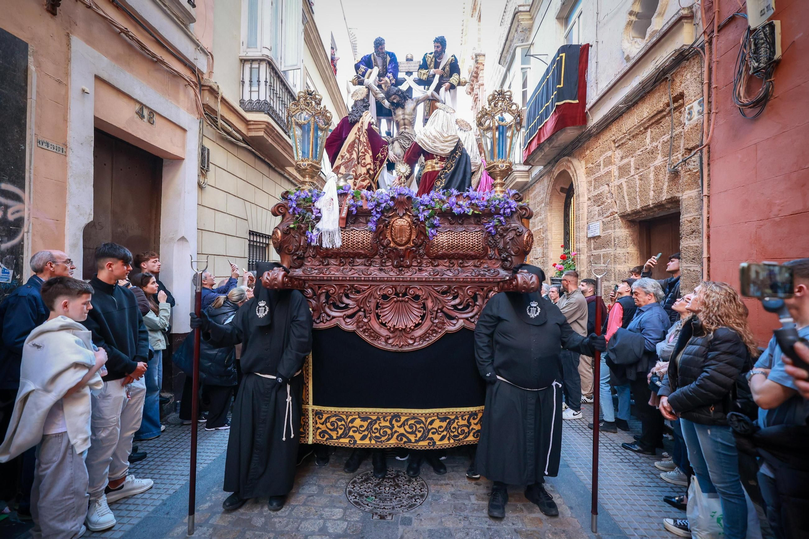 Imágenes de la salida de Descendimiento en la Semana Santa de Cádiz 2025