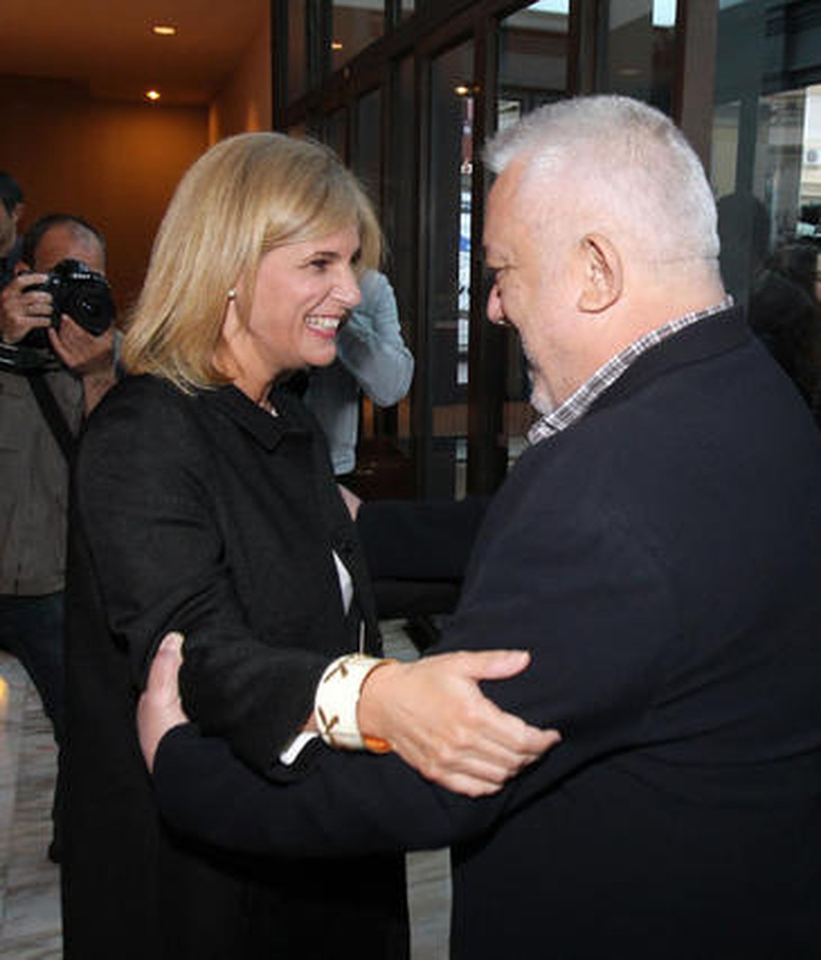 García-Pelayo recibe a Imanol Uribe. 

Foto: Miguel Angel Gonzalez