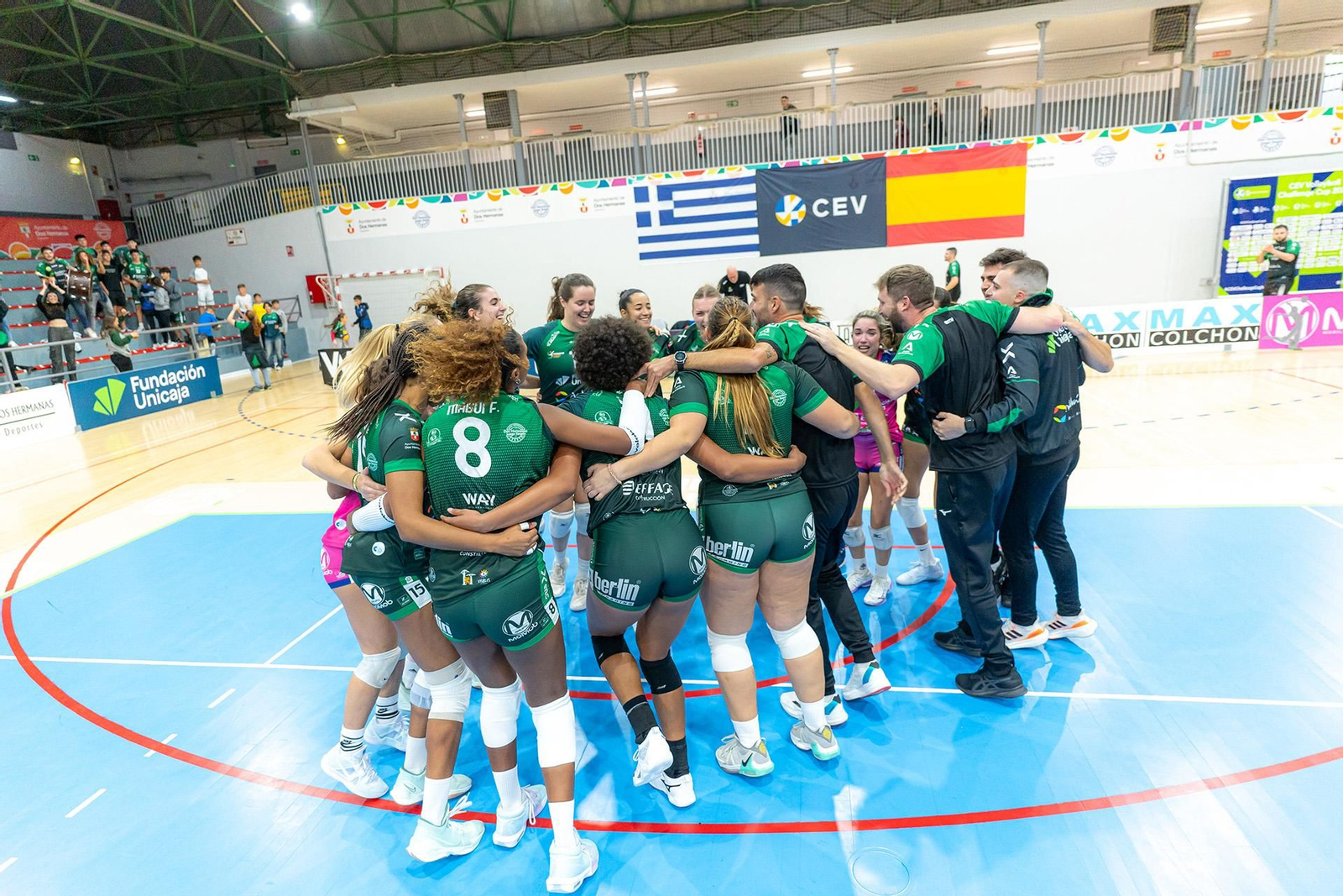 Las jugadoras del Fundación Unicaja celebran la victoria