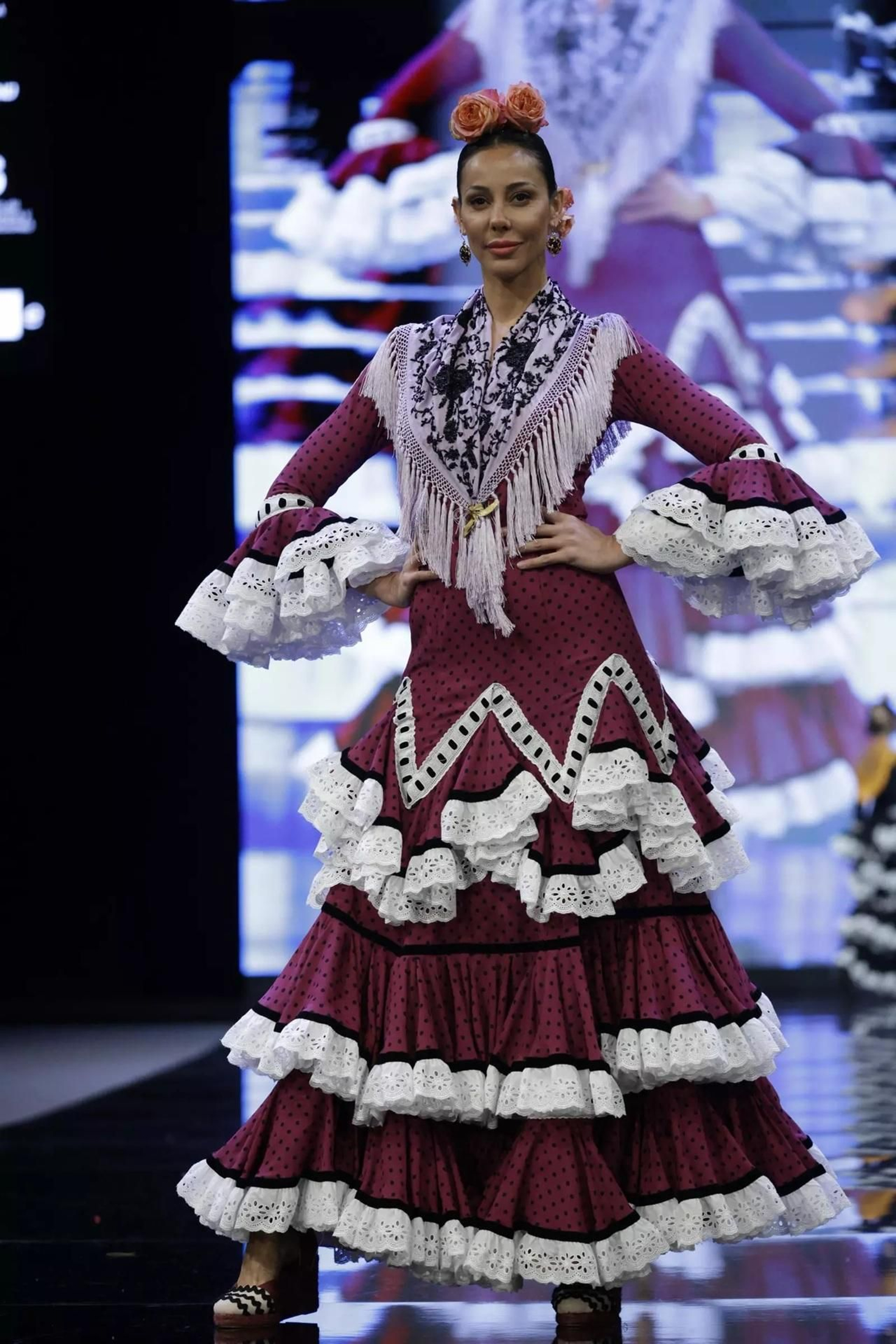 Mangtoncillo bordado colocado en pico.