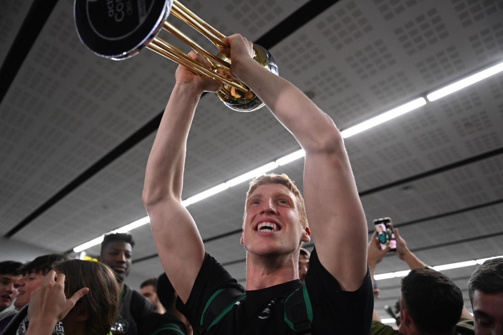 Júbilo en la llegada del Unicaja al aeropuerto