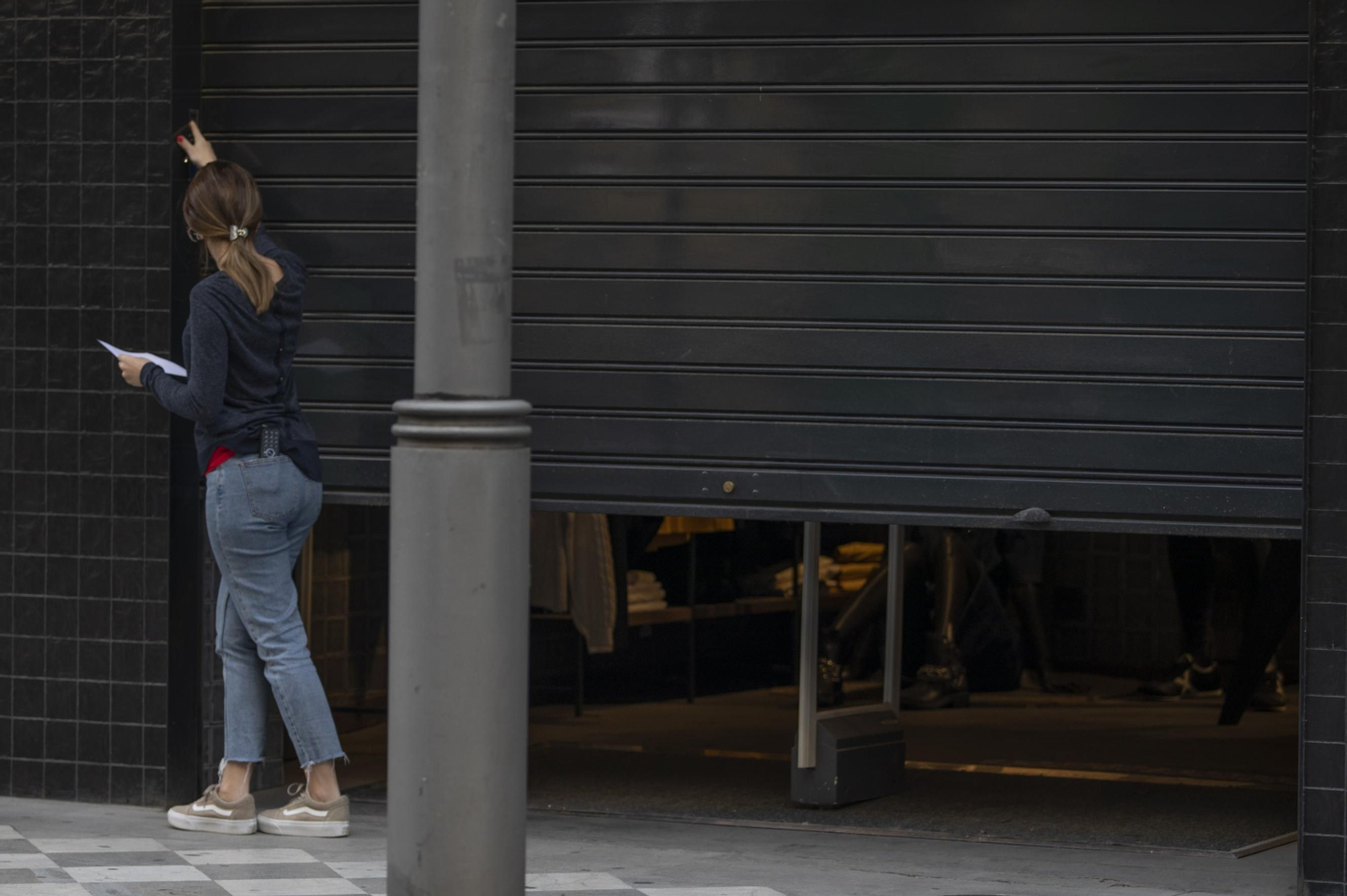 Así ha sido la vuelta de los bares y comercios de Granada tras tres semanas de cierre, en imágenes