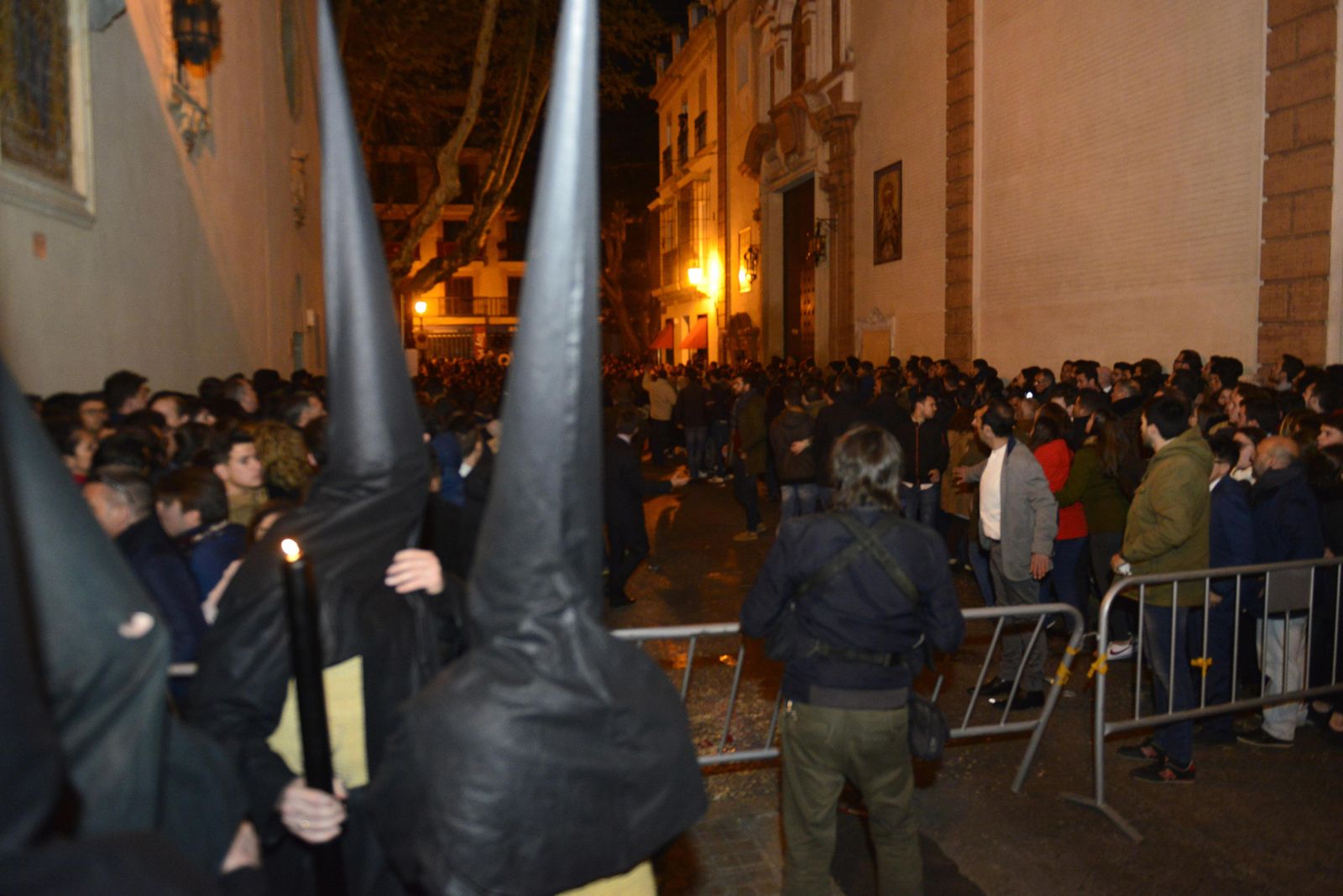 Nazarenos del Calvario y el público que asiste a la salida se gira hacia San Pablo tras producirse el conato de carrera.