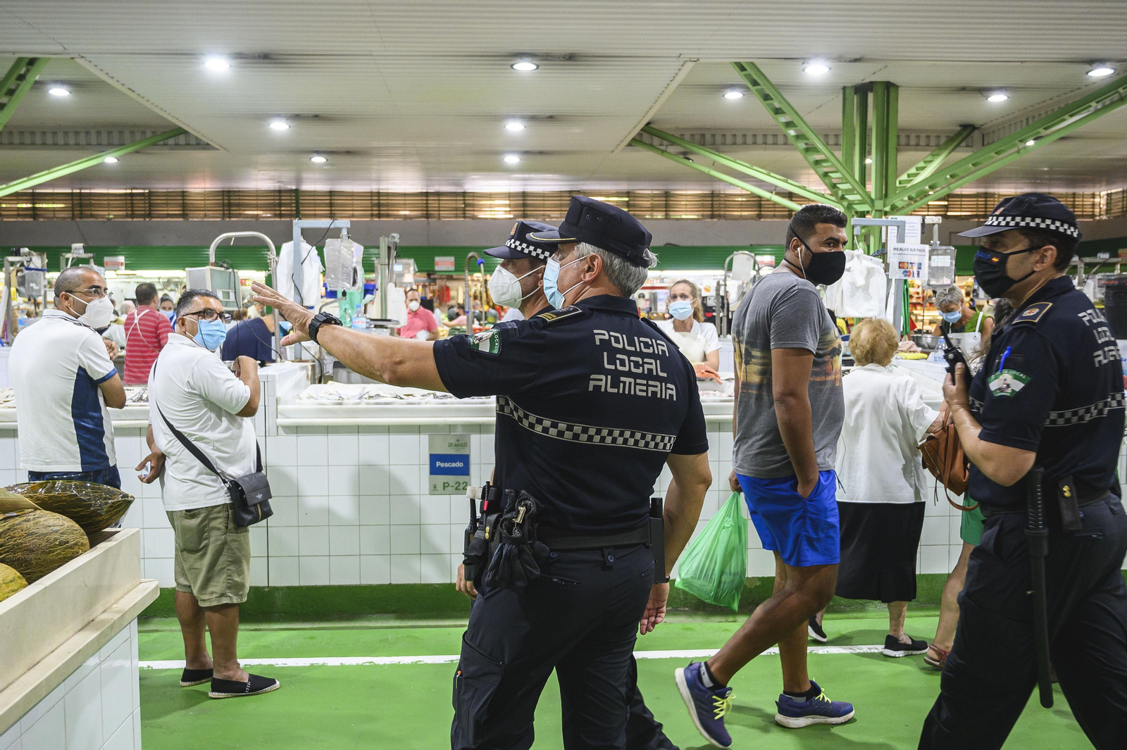 El operativo policial anti-COVID  de la capital se despliega en los barrios y controla los accesos