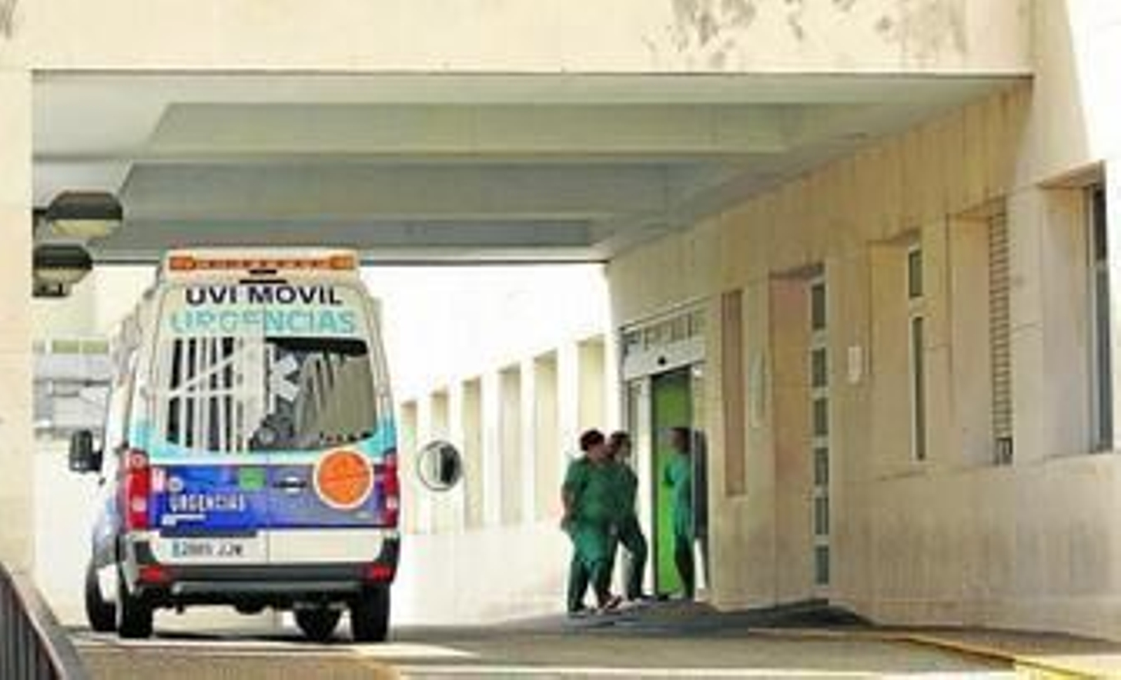Una ambulancia aparece estacionada en la entrada de Urgencias en la mañana de ayer.