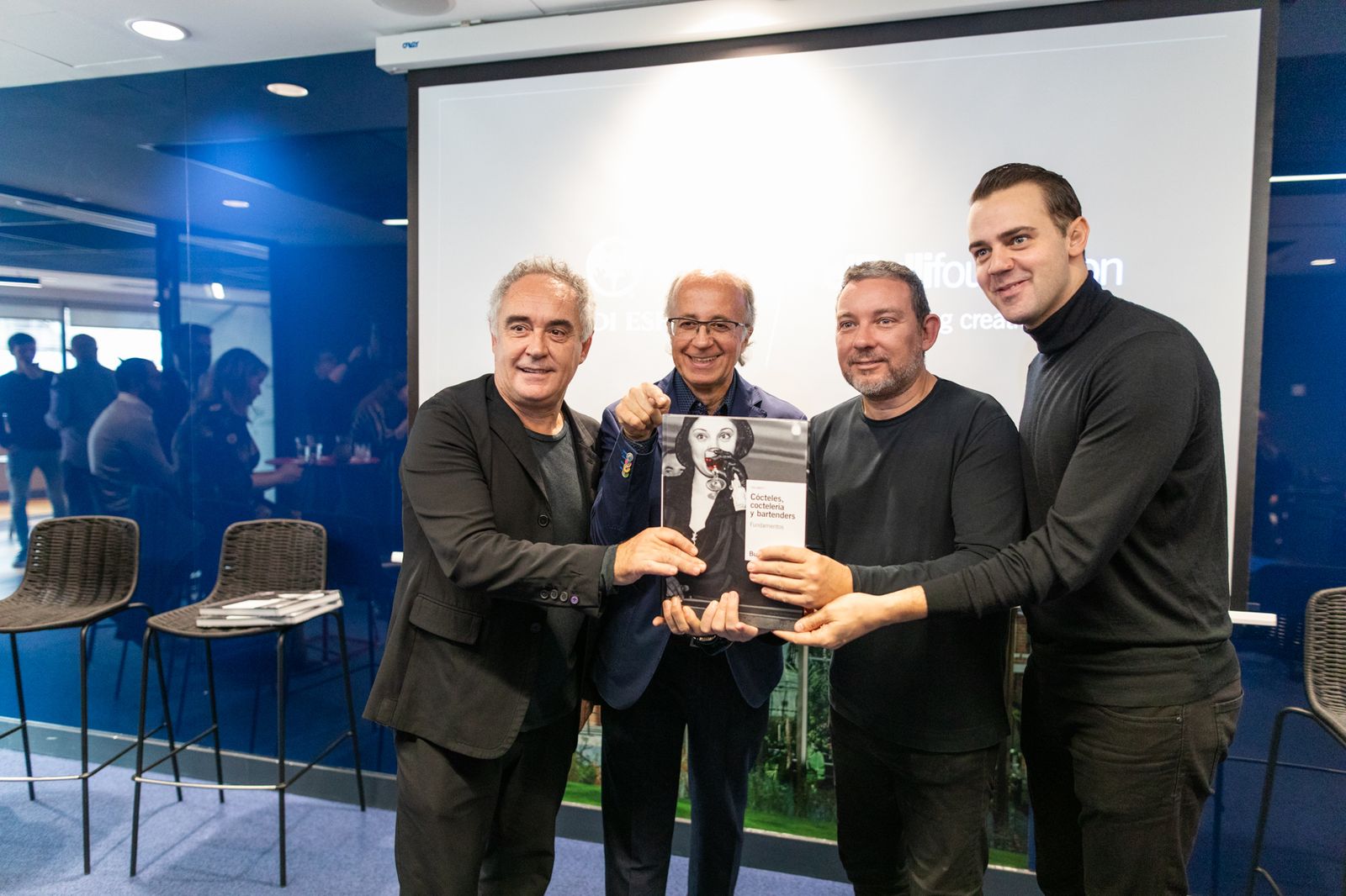 De i. a dcha. F. Adriá, J. de las Muelas, A. Adriá y S. Caporale, en la presentación de La ‘Bullipedia’.