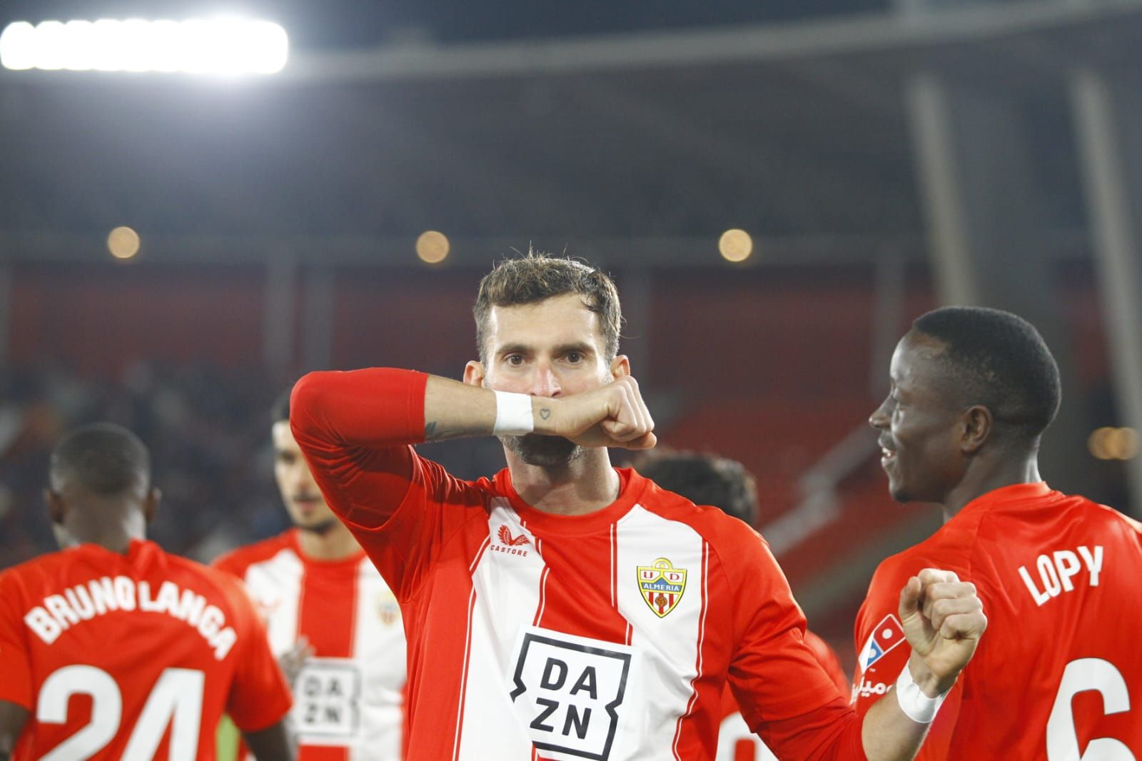 Baptistao celebra su tanto con el que abría el marcador en el Estadio de los Juegos Mediterráneos.