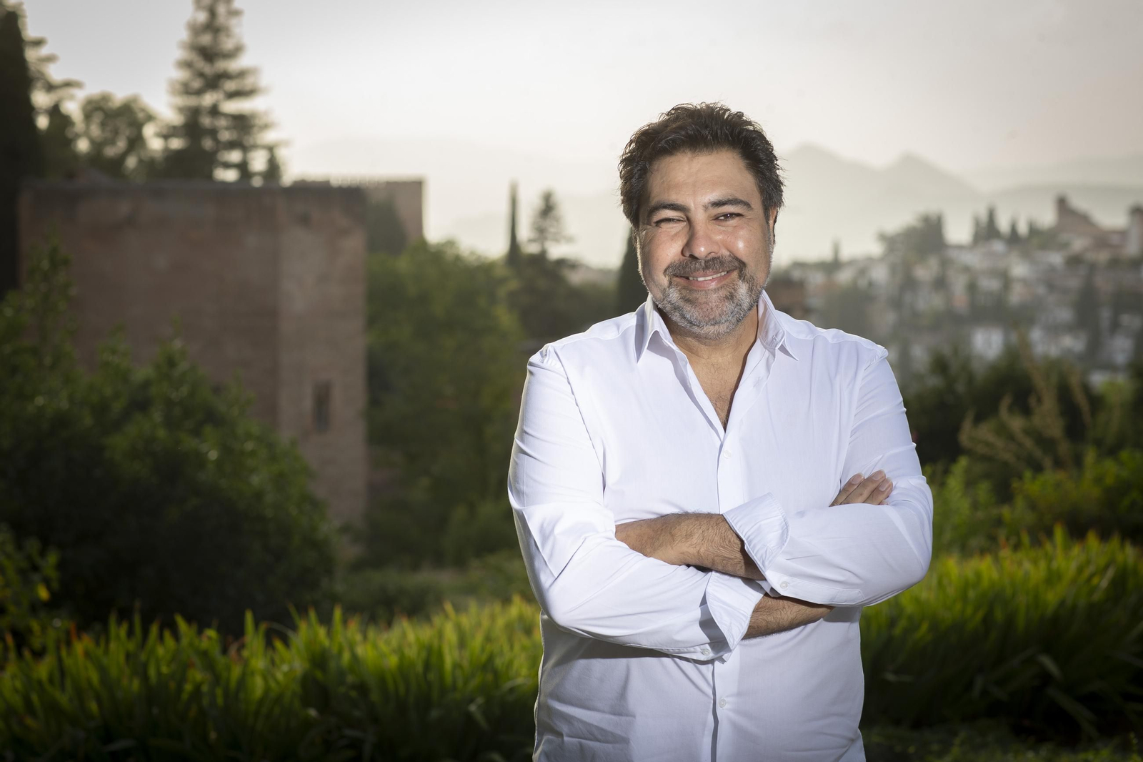 Antonio Campos posa desde el Generalife
