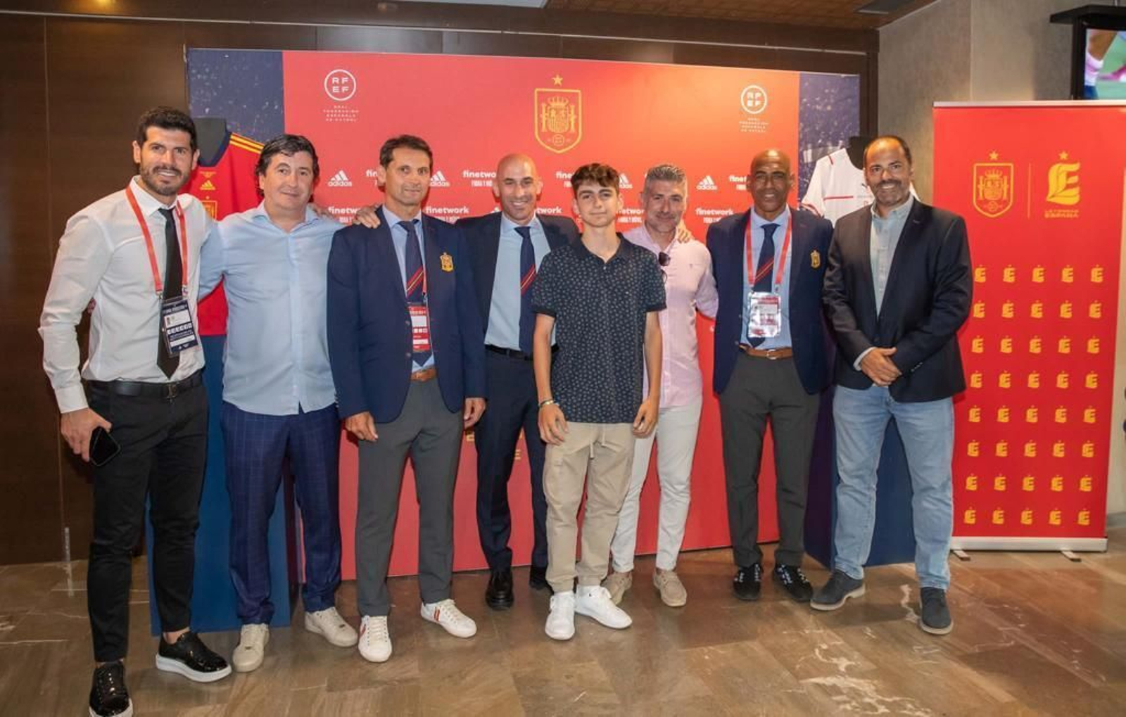 Representación alhaurina con los  veteranos de la selección.