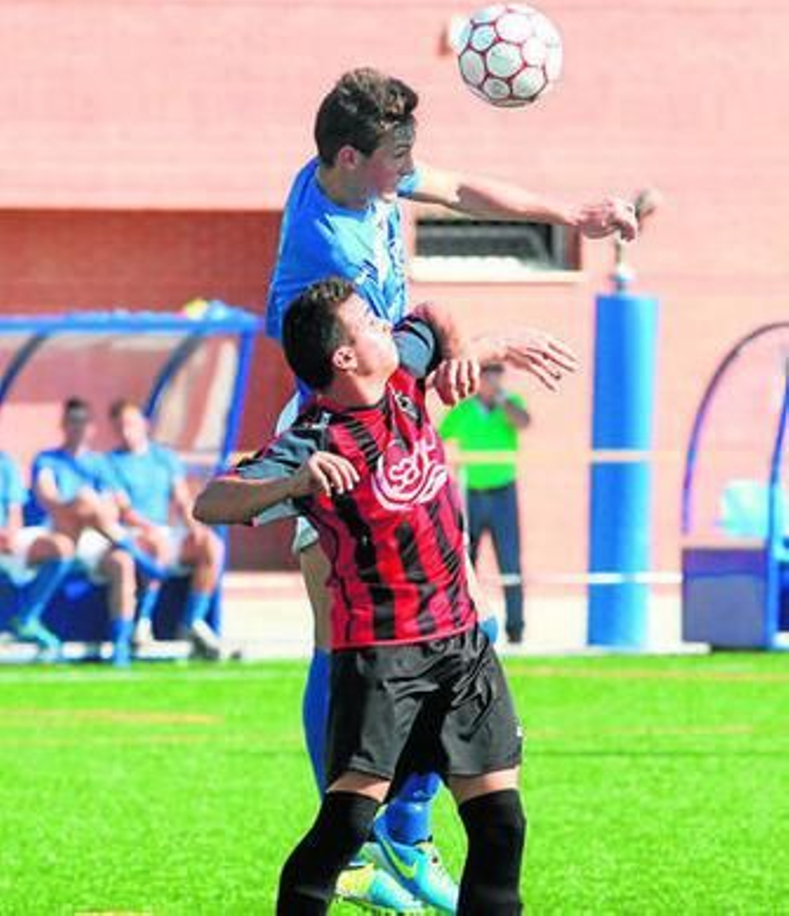 Un jugador del Mazagón (delante) pelea por un balón con uno del Chiclana.