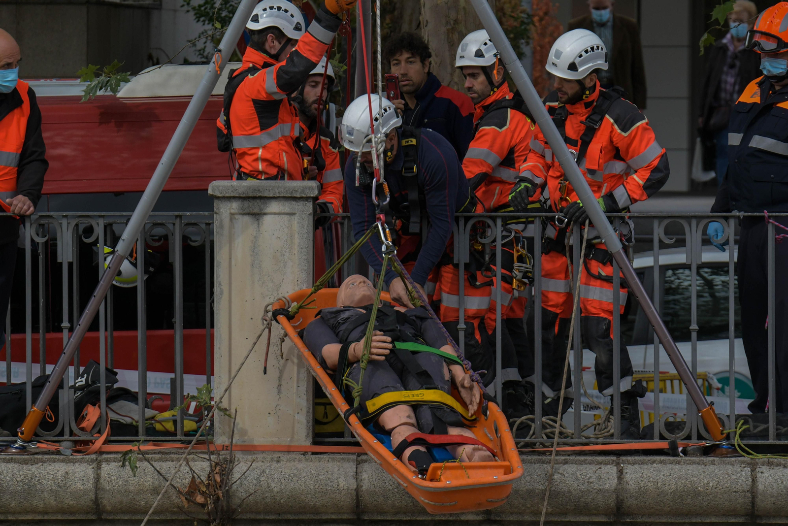 Fotos: Las mejores imágenes del simulacro de rescate de un coche accidentado en el río Genil de Granada