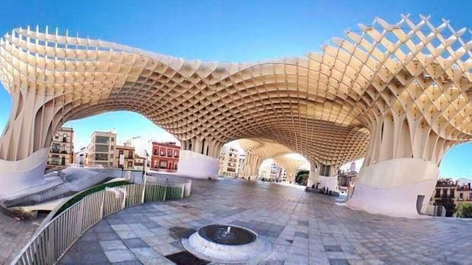 Una de las fuentes  a ras de suelo de las Setas de Sevilla