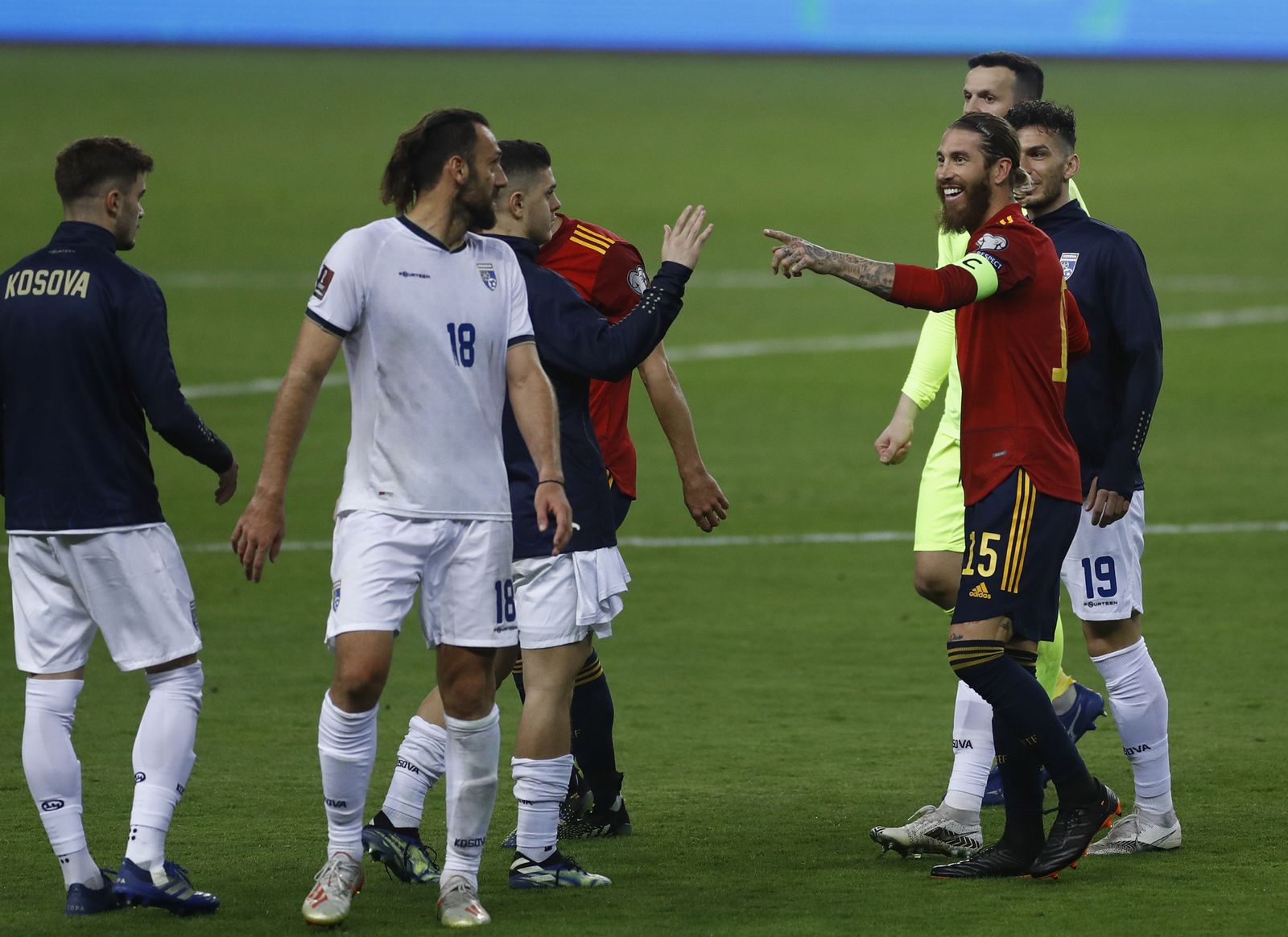 Sergio Ramos bromea con algunos futbolistas kosovares al finalizar el partido.