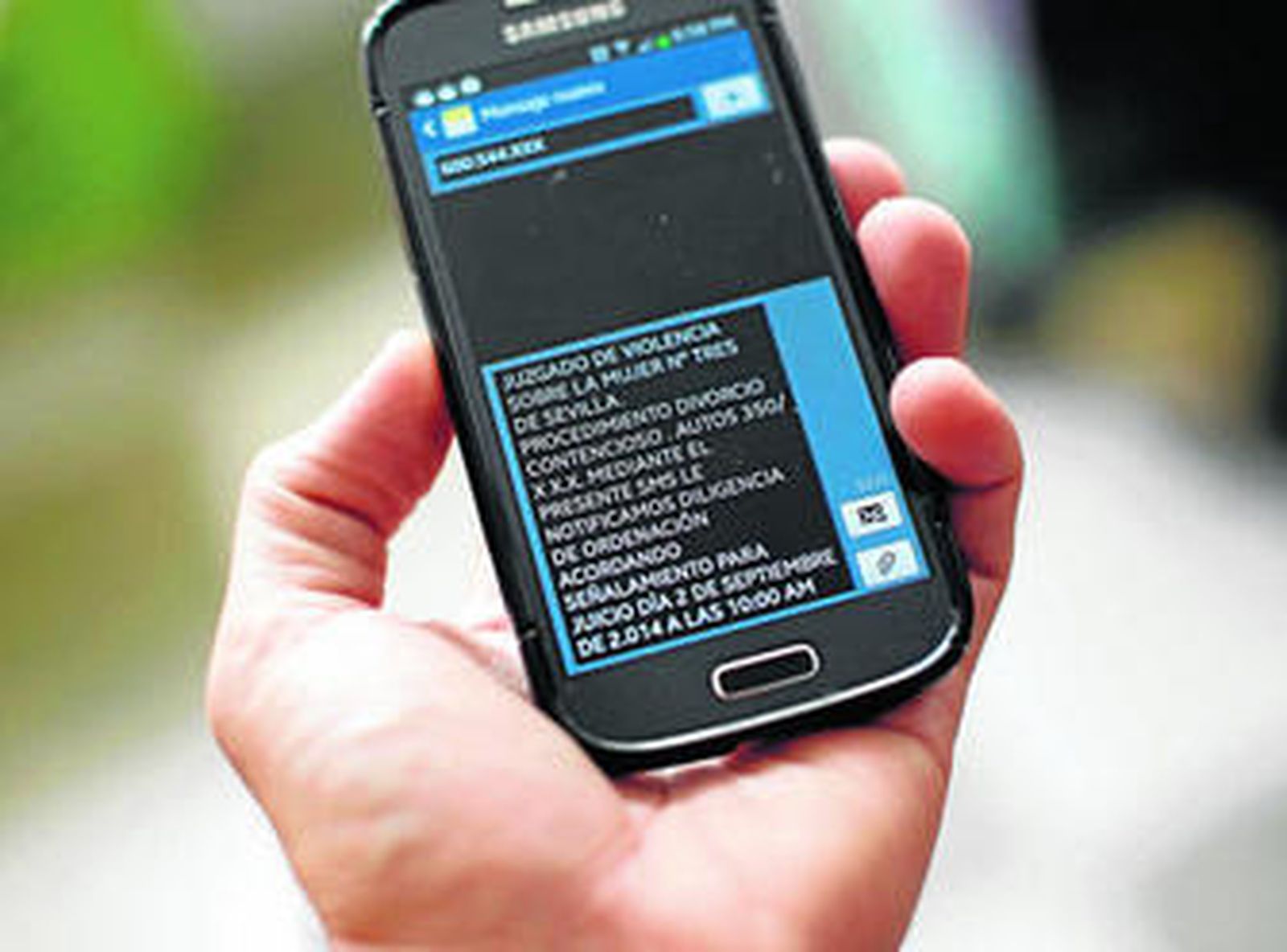 Un usuario de un teléfono móvil muestra un mensaje similar al sistema implantado por la Junta.