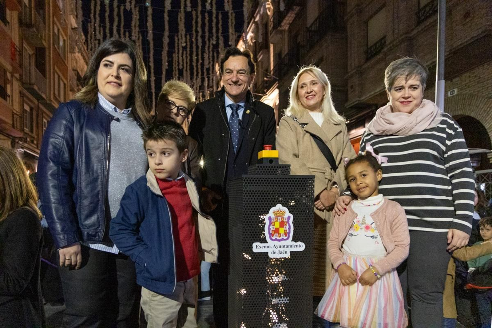 Jaén enciende su Navidad con sus habitantes echados a la calle
