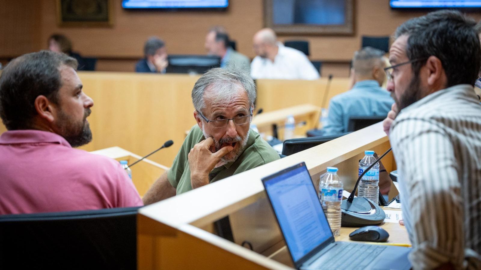 Otro momento del pleno: José Antonio Gomila hablando con Javier Botella (derecha). Otro momento del pleno: José Antonio Gomila hablando con Javier Botella (derecha).