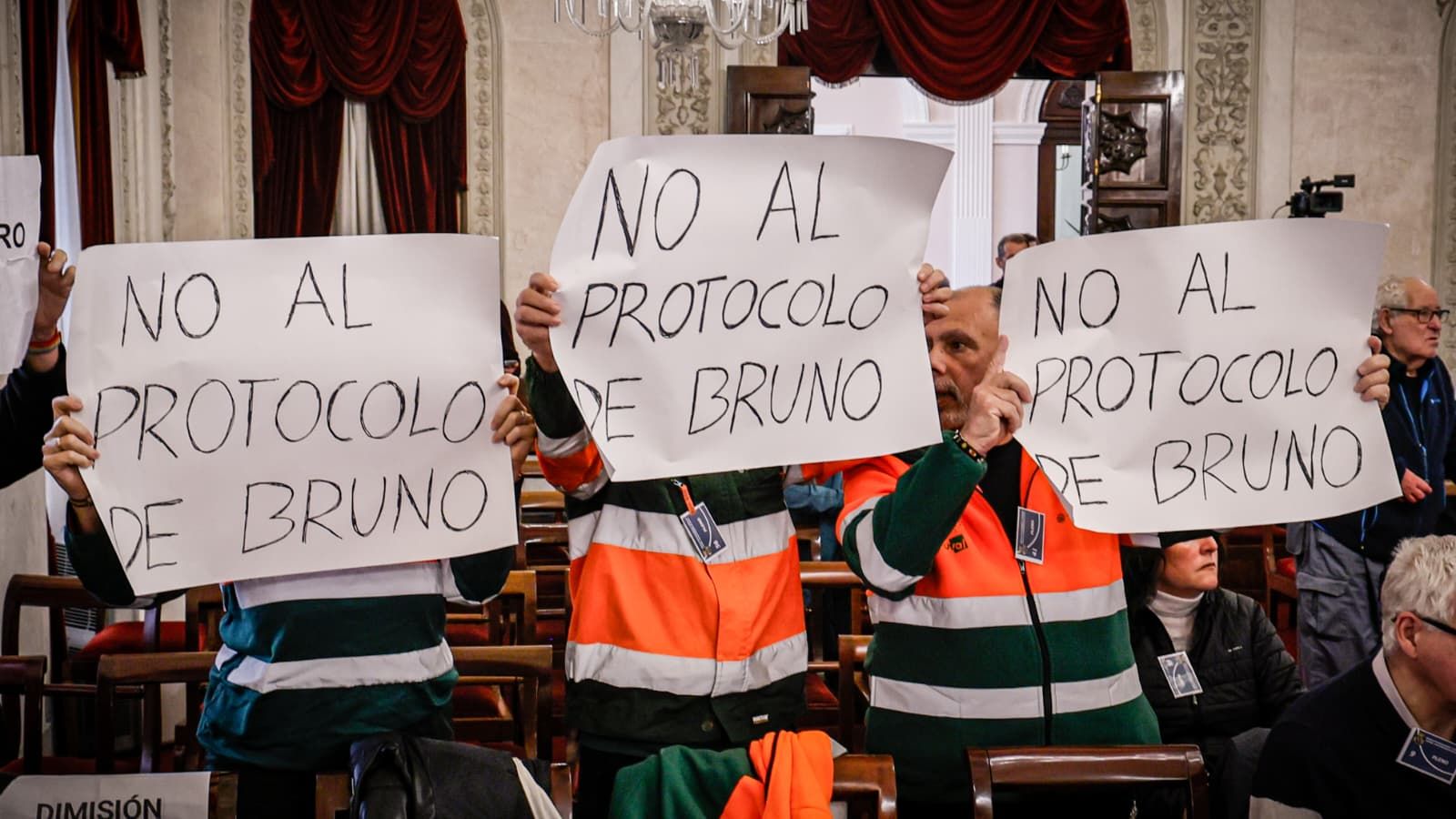 Trabajadores de parques y jardines exigen al alcalde que paralice ya el "protocolo de la vergüenza" contra personas sin hogar.
