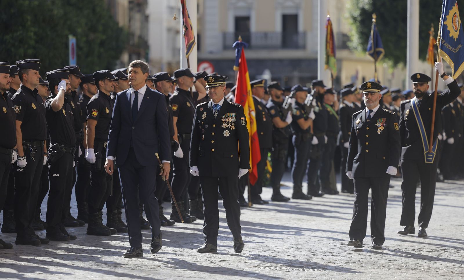 Andrés Martín Garrido Cancio, en el centro de la imagen, pasa revista a la Policía junto con el delegado del Gobierno en Andalucía.