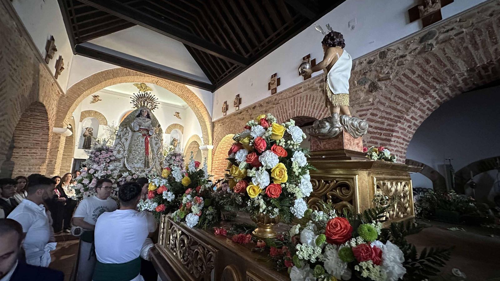Los pasos de la Virgen y el Niño son enfrentados por los cargadores bajo los sones de marchas procesionales