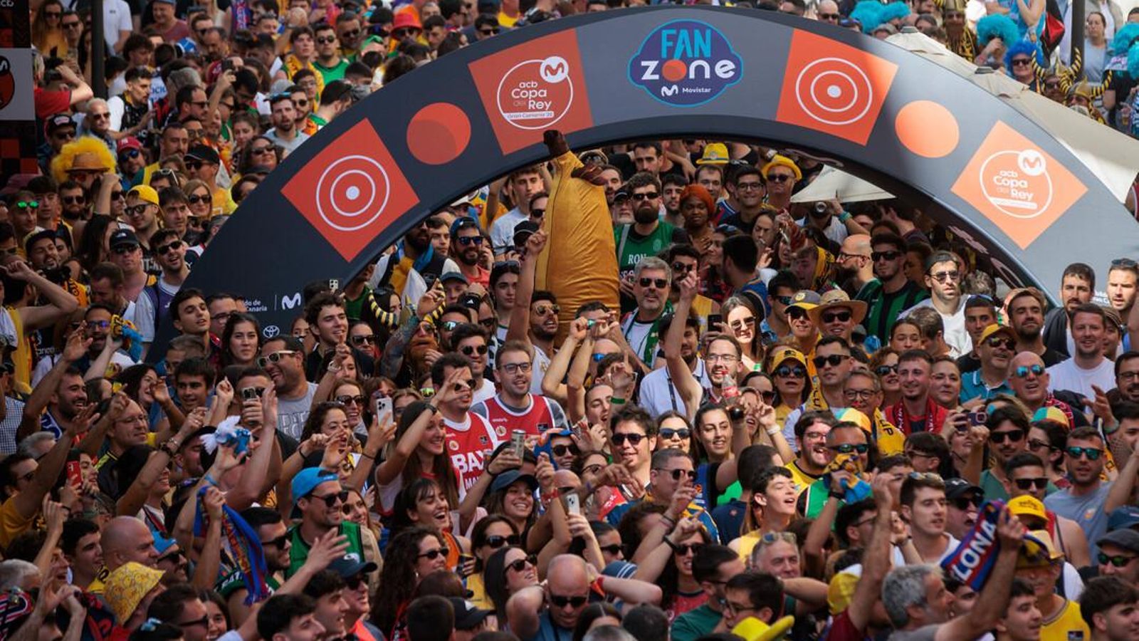 La gran fiesta de las aficiones en la Copa: Miles de personas toman las calles de Las Palmas
