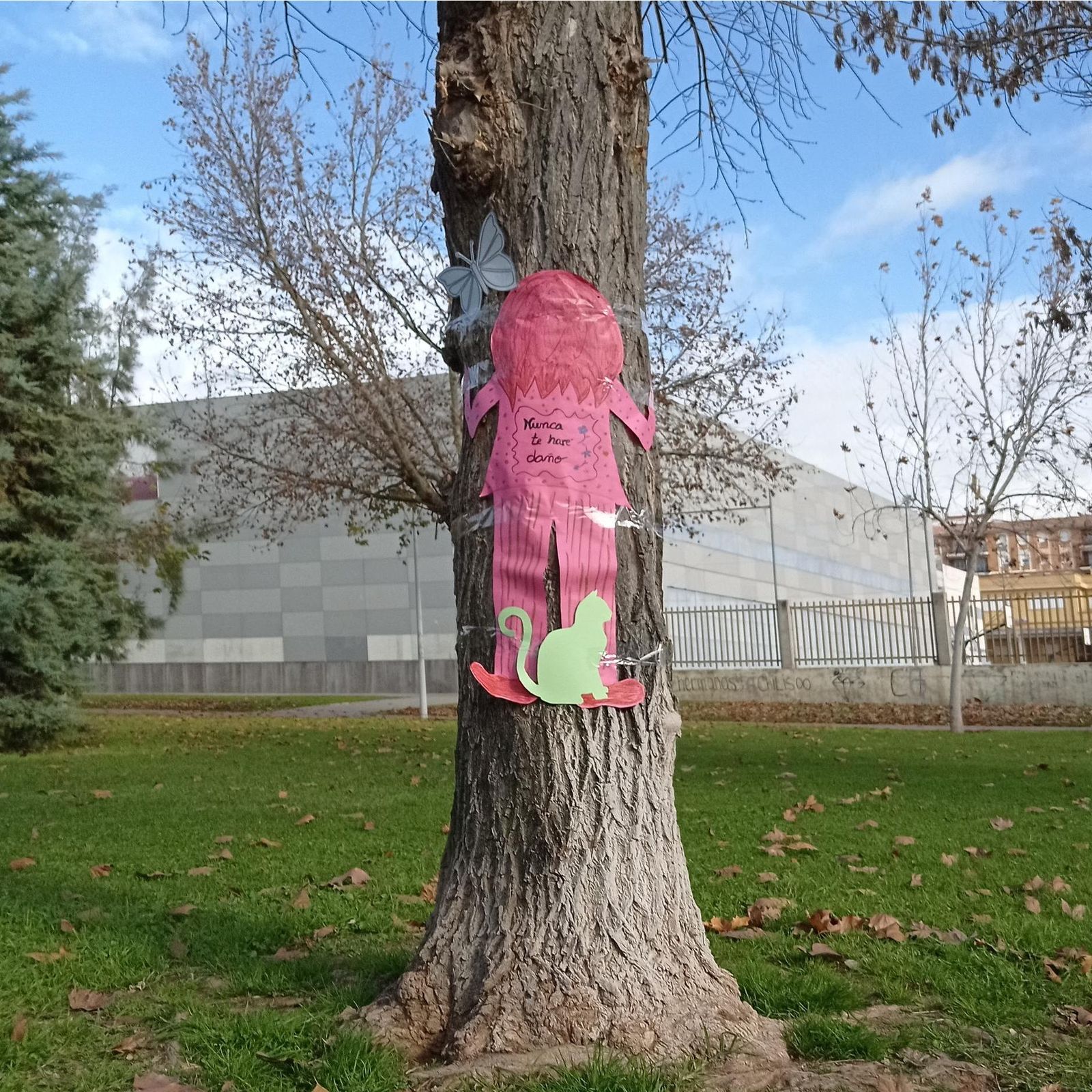 Silueta infantil en un árbol del Parque Fidiana