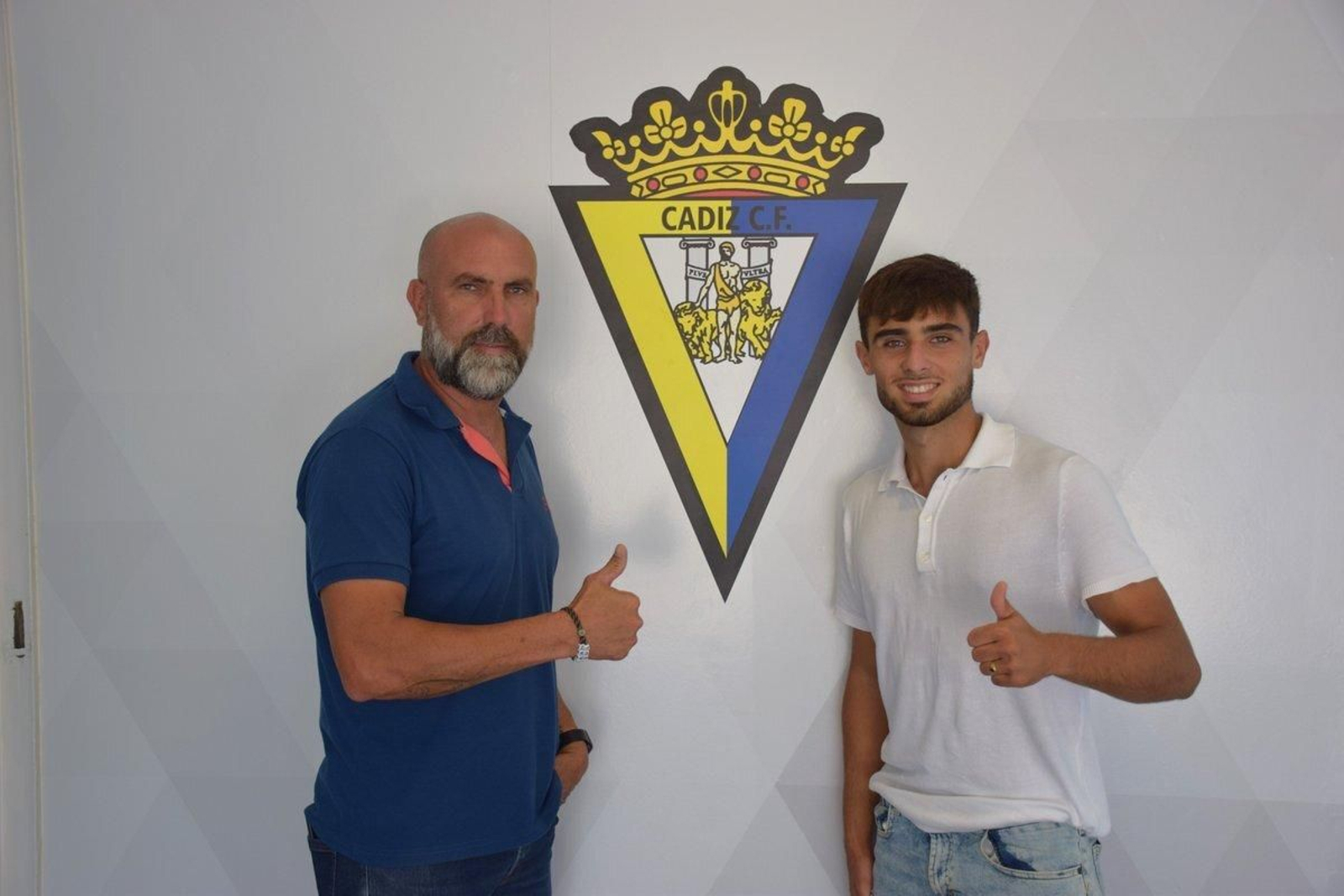 Posado de Raúl López con su hijo después de firmar la ampliación de contrato de este último.