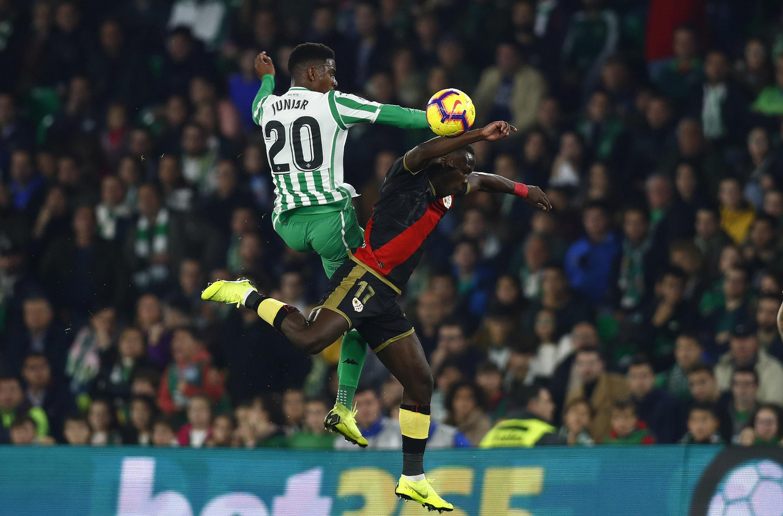 Junior intenta hacerse con un balón aéreo.