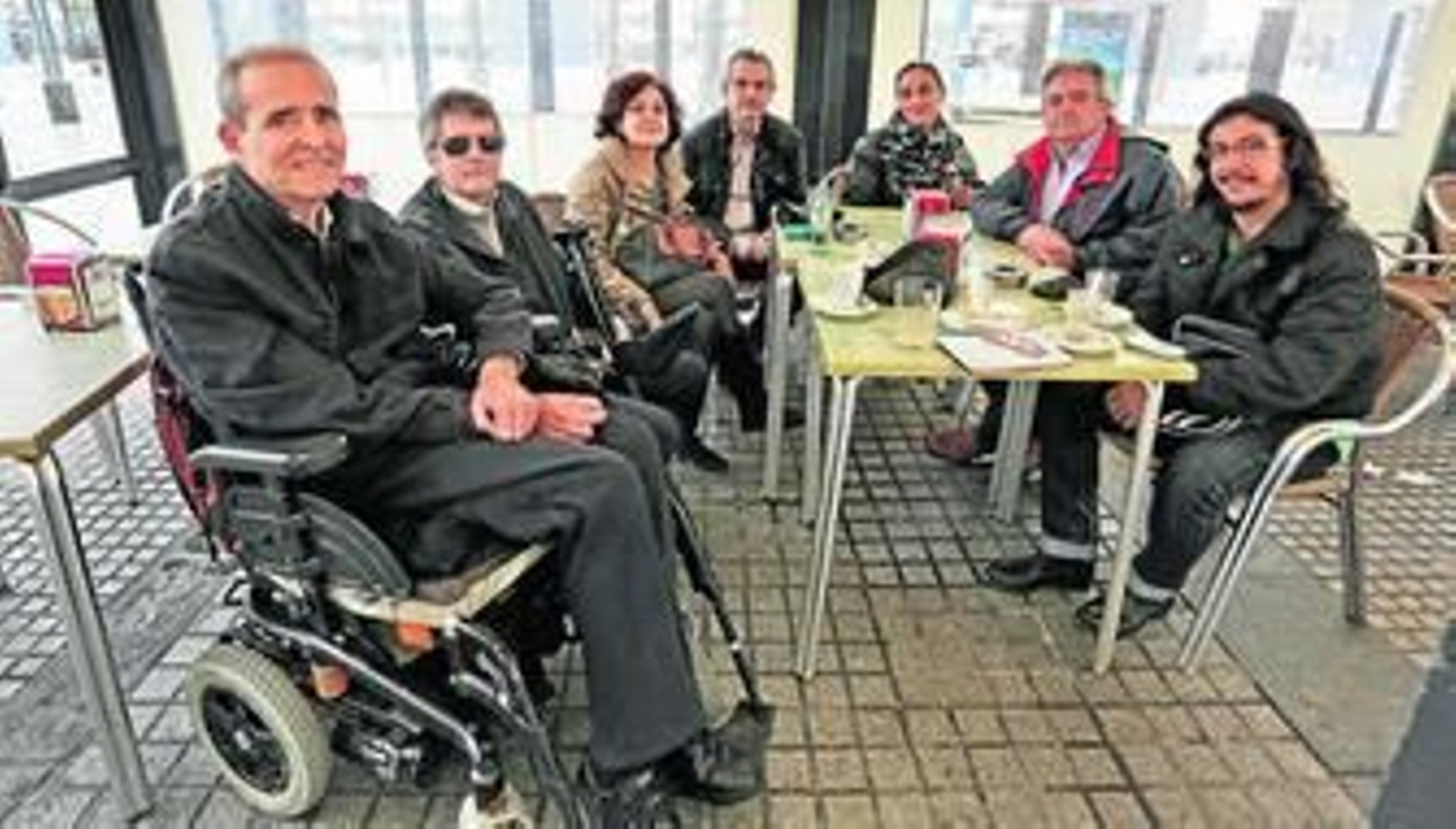 La junta directiva de la asociación, en la cafetería en la que se reúnen al carecer de local.