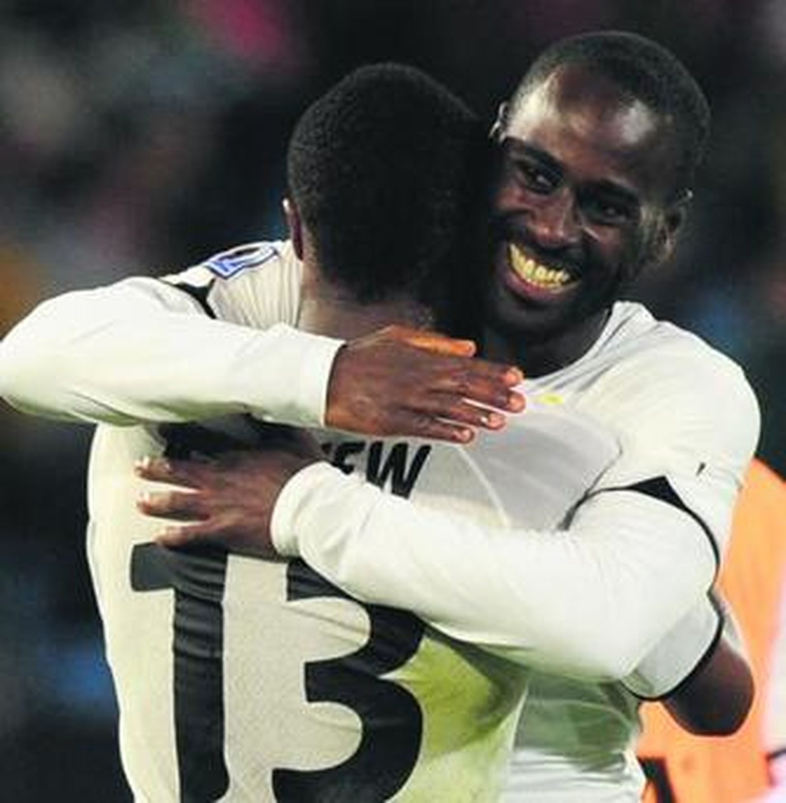 Quincy celebra con Andre Ayew la clasificación de  Ghana a los octavos del Mundial.