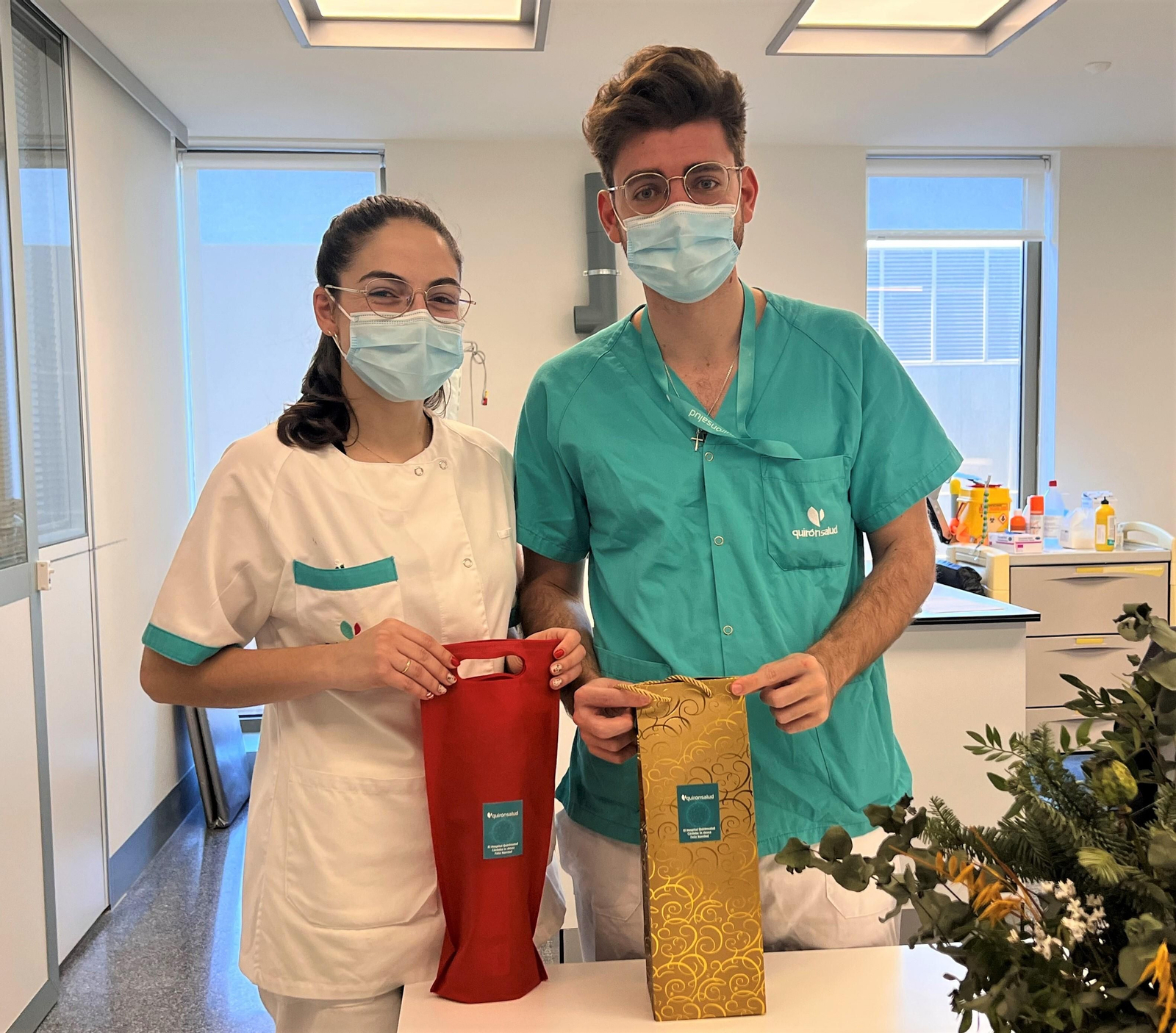 Dos sanitarios muestran los regalos.