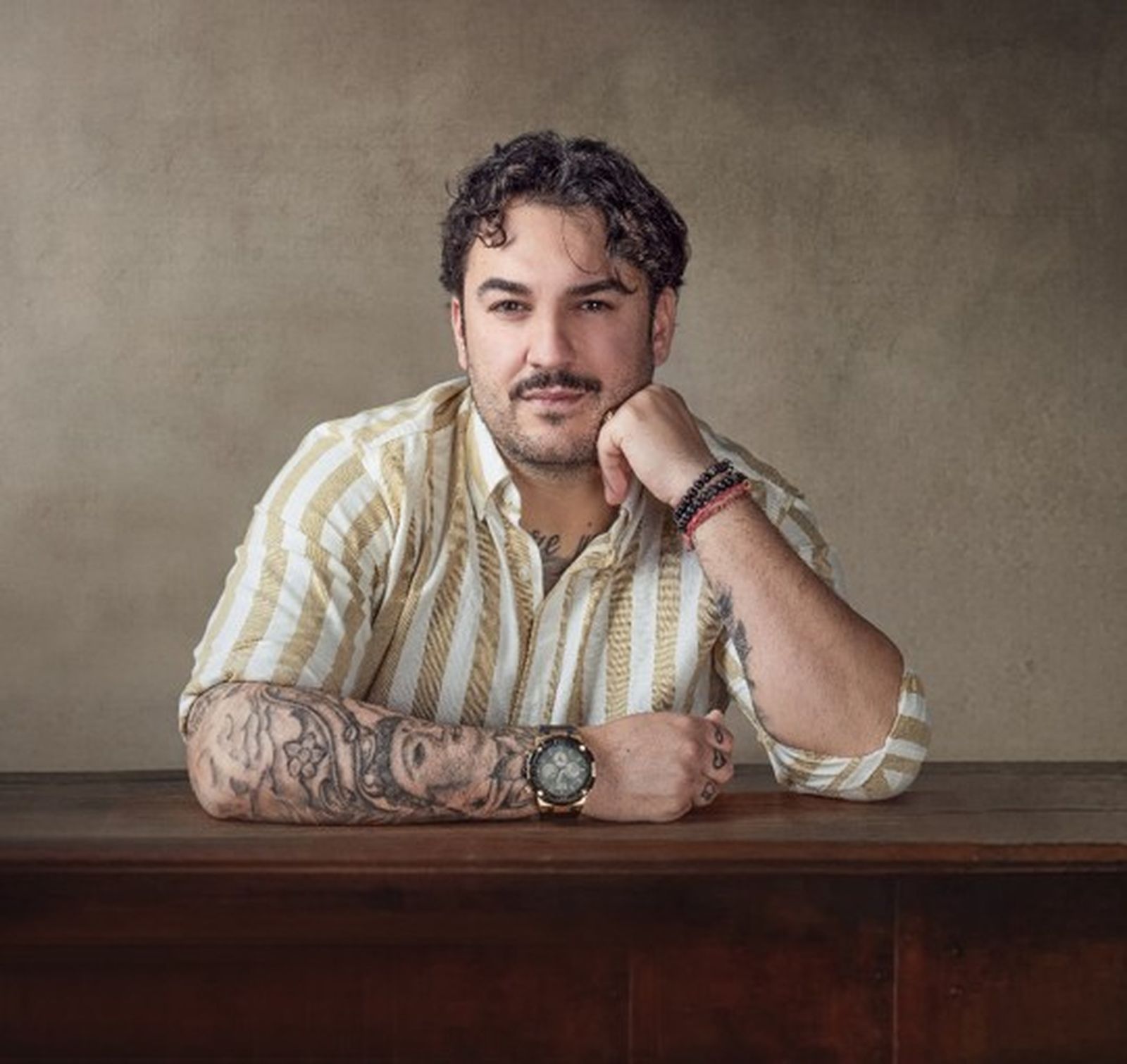 El escritor en una imagen promocional.