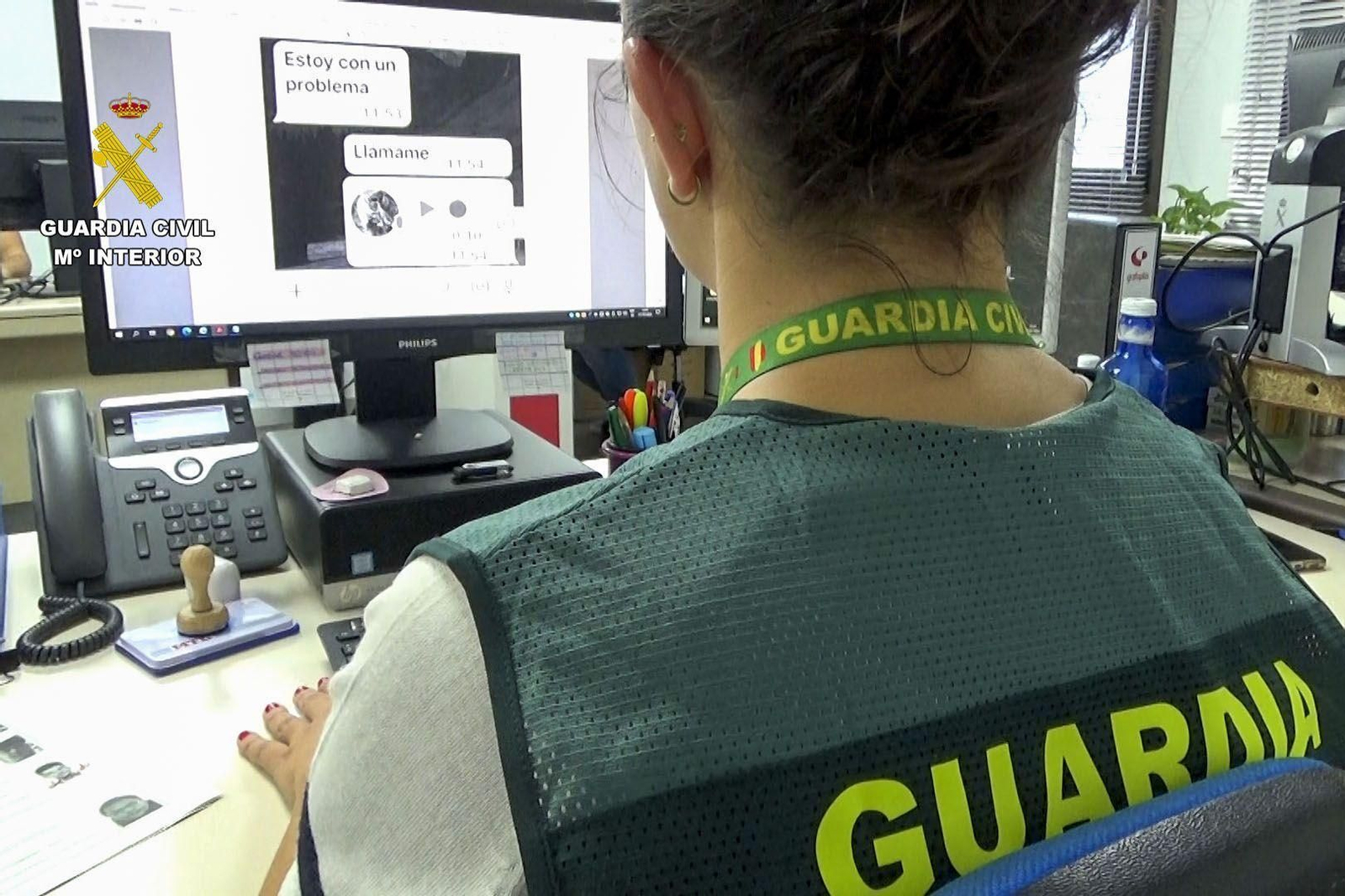 Agente de la Guardia Civil  investigando una estafa