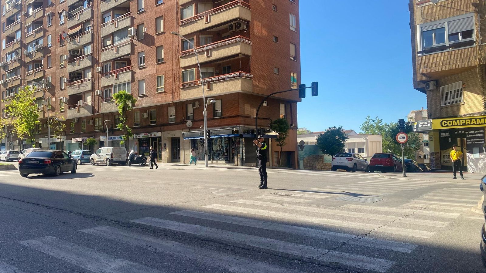 Un agente de la Policía Local controla el tráfico en el Gran Eje, en Jaén.
