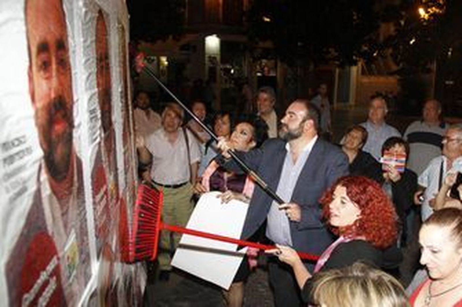 Pegada de carteles para empezar y debate a seis en la capital