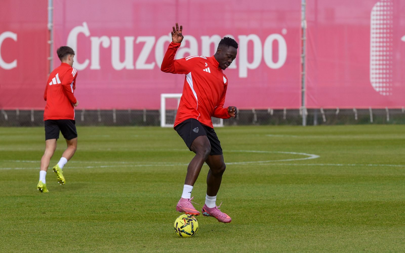Akor Adams controla el balón en el entrenamiento de este jueves.