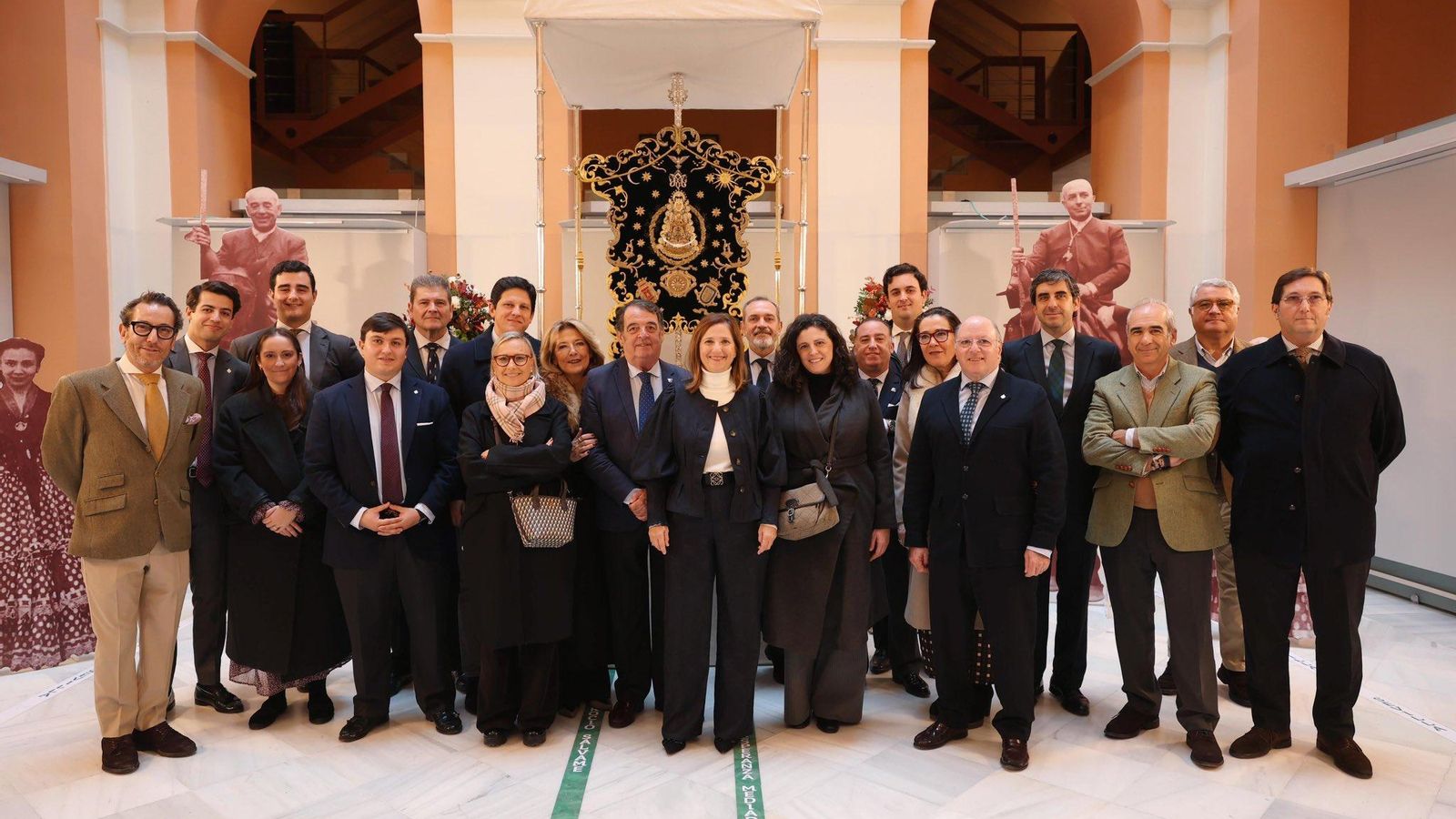Fotografía de familia durante el acto de inauguración