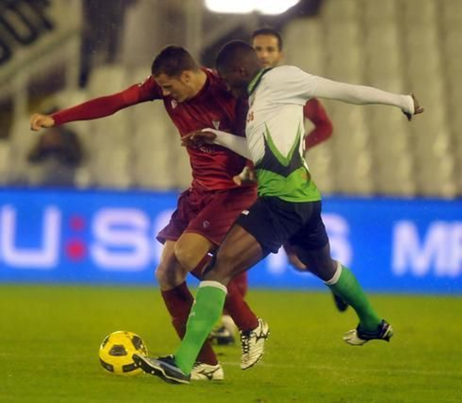 El Córdoba hace valer la renta de la ida y pasa a octavos de la Copa del Rey pese a perder  3-1 en Santander. / LOF