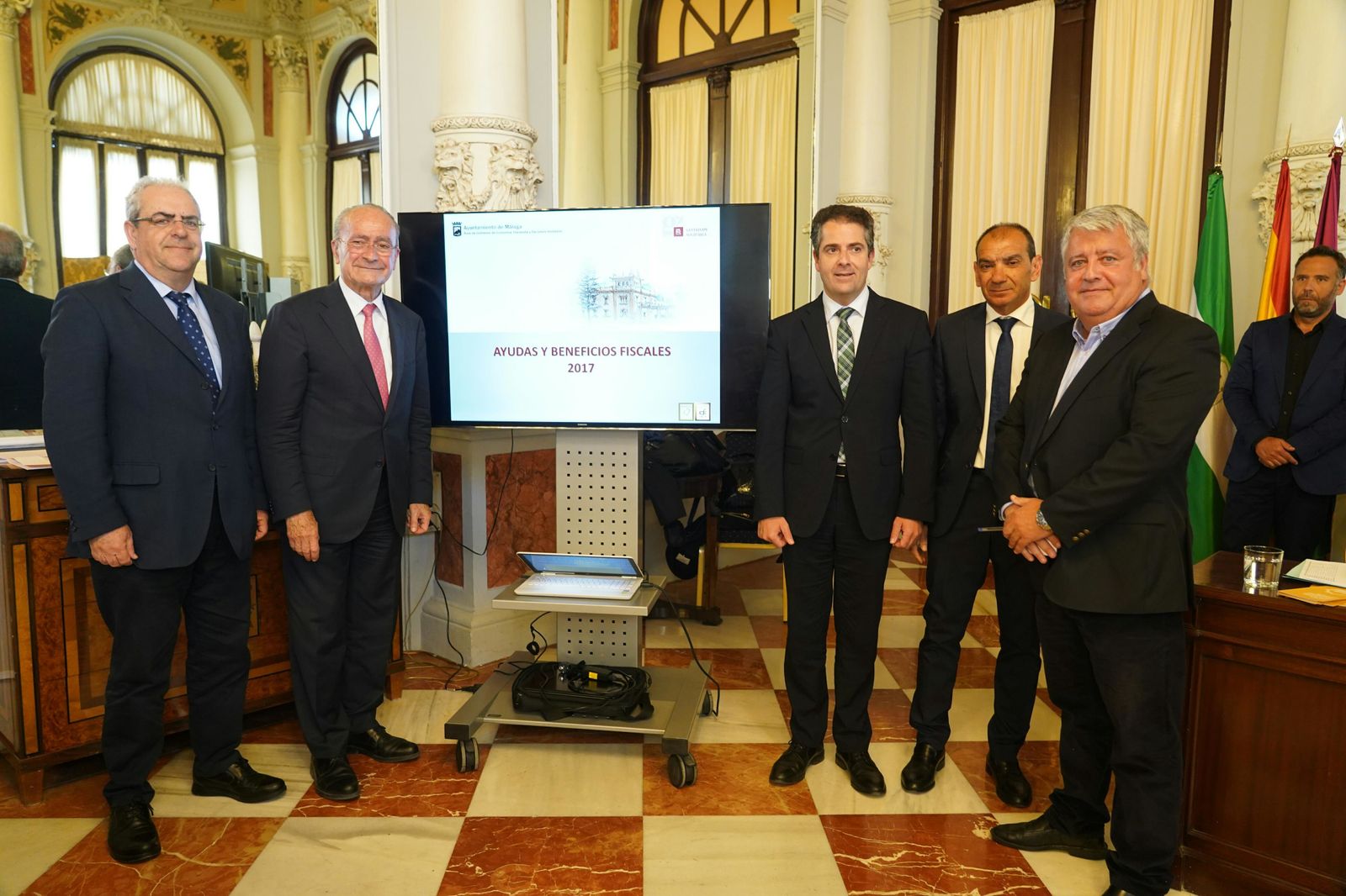 Rueda de prensa en el Salón de los Espejos.