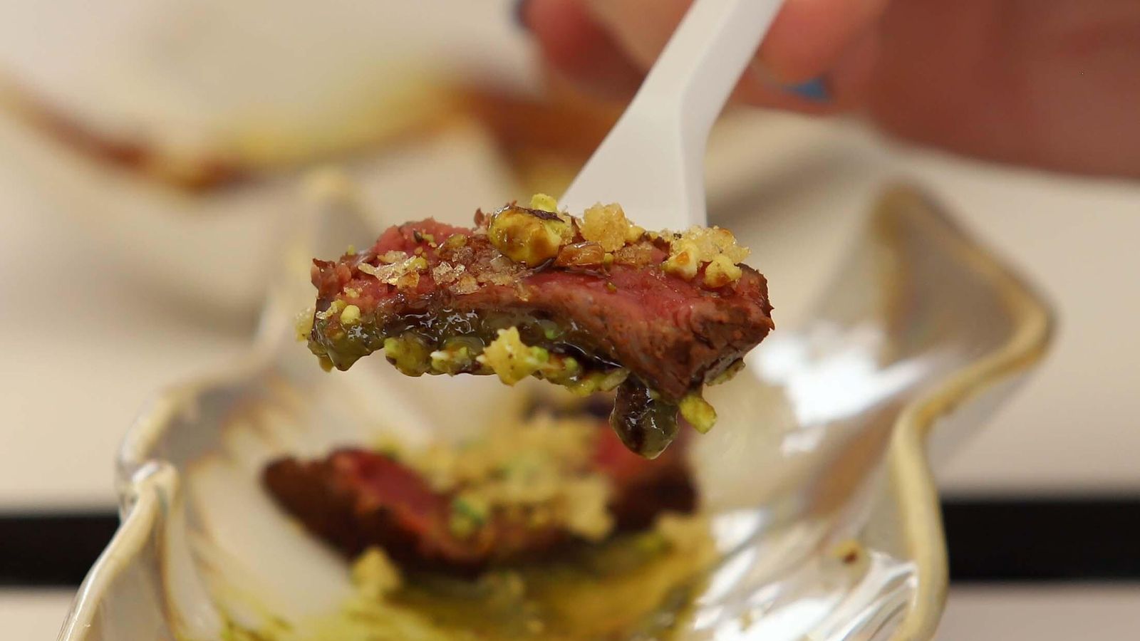 Voladura de ternera con crema de pistacho y caramelo de soja