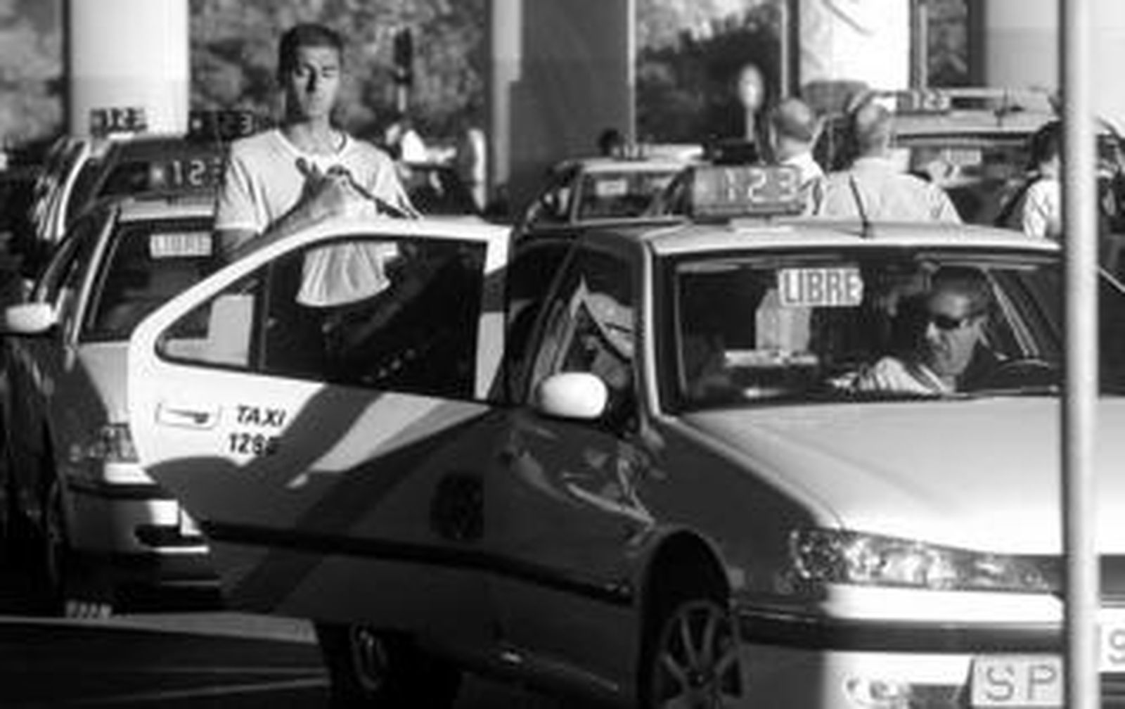 Un usuario se monta en uno de los vehículos de la parada de taxis de la estación de Santa Justa.